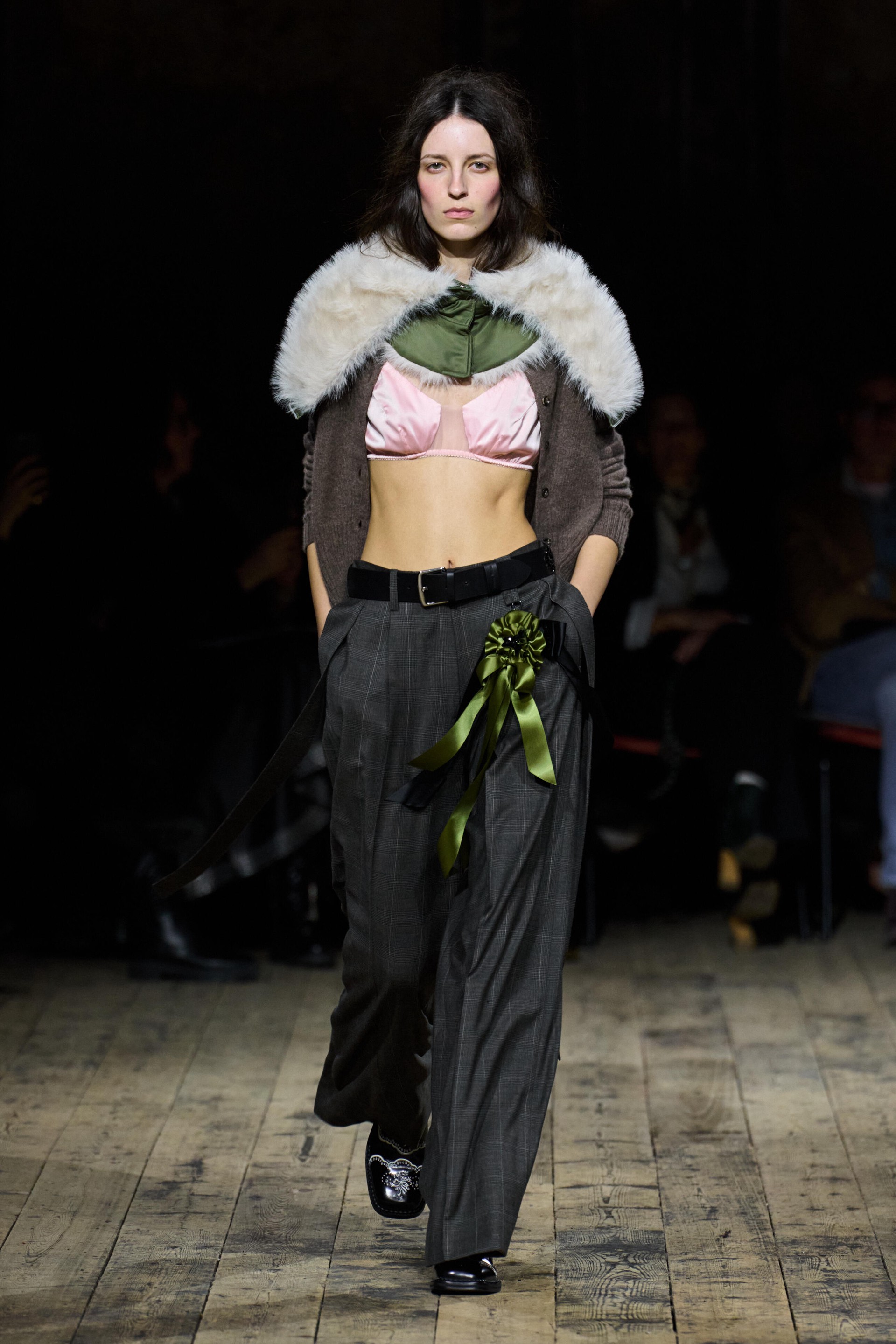 Hinh anh "Những chú ngựa trắng" Simone Rocha Thu Đông 2026 11