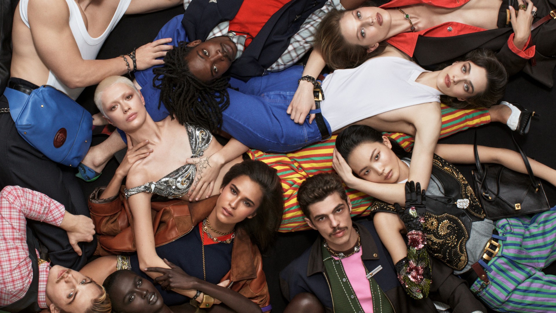 Versace Xuân Hè 2026: Cuộc cách mạng xúc giác