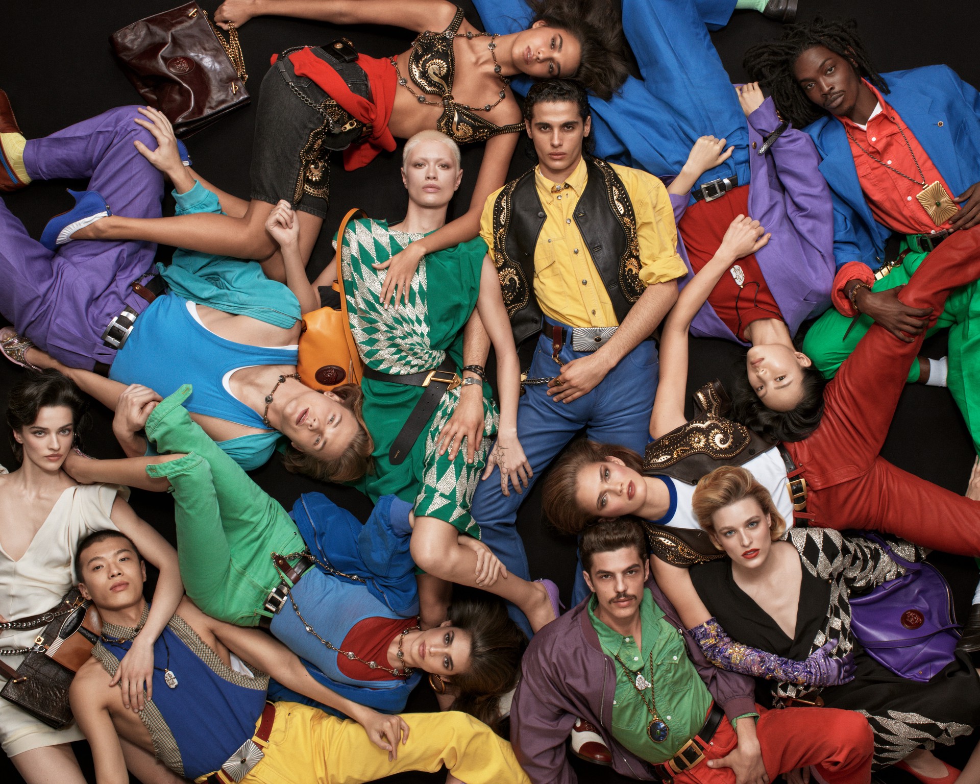 Hinh anh Versace Xuân Hè 2026: Cuộc cách mạng xúc giác 4