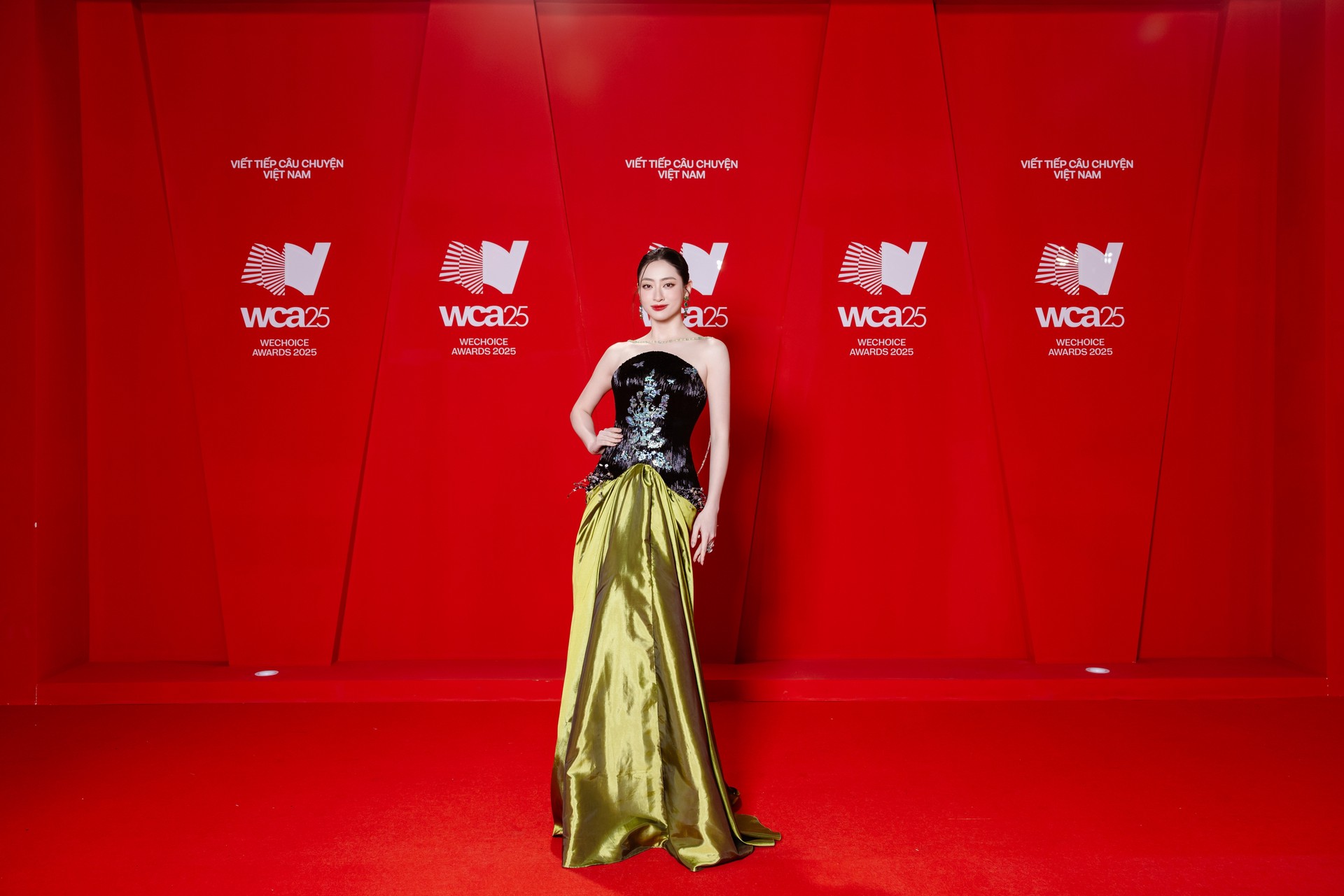 Hinh anh Dresscode Việt Nam: Thảm đỏ WeChoice trở thành sàn diễn của local brands 4