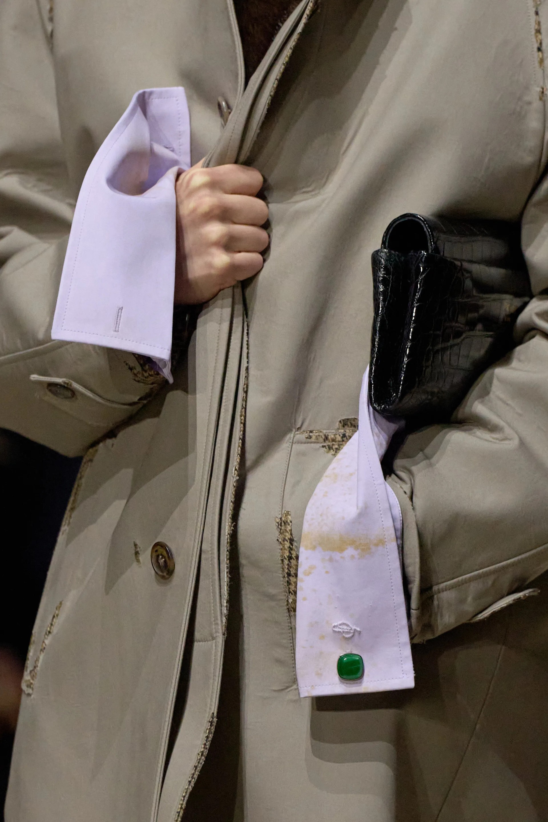 Hinh anh Tâm lý "Anti-Pristine" (từ chối sự mới mẻ, nguyên sơ) đã thực sự càn quét các sàn diễn Xuân/Hè 2026. 3