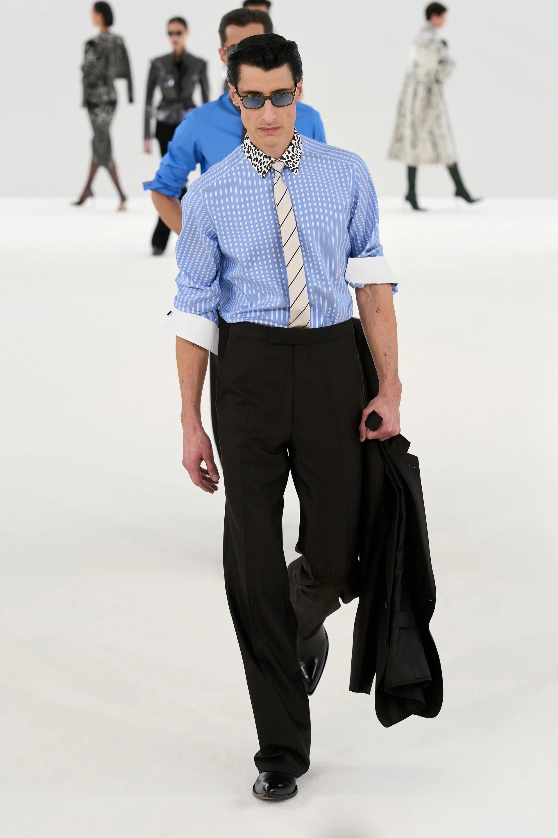 Hinh anh Denim, sơ mi pastel và tủ đồ Tom Ford rộng mở hơn 6