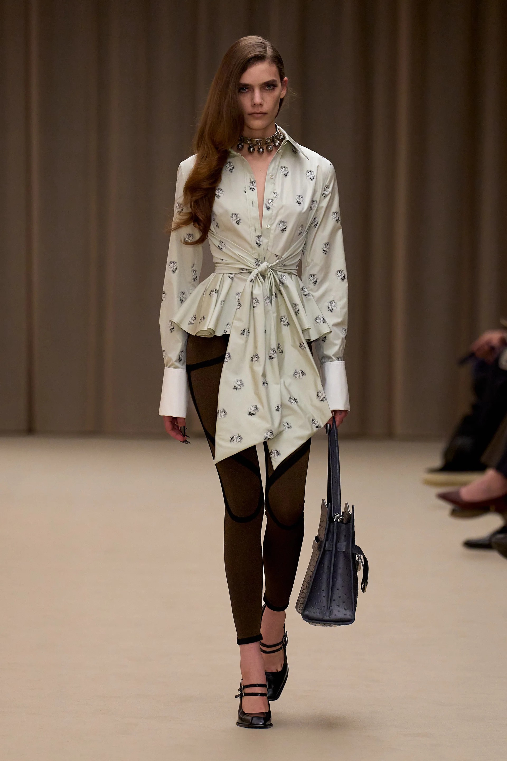 Hinh anh McQueen Thu Đông 2026: Giữa hoang tưởng hoàn hảo và di sản McQueen 3