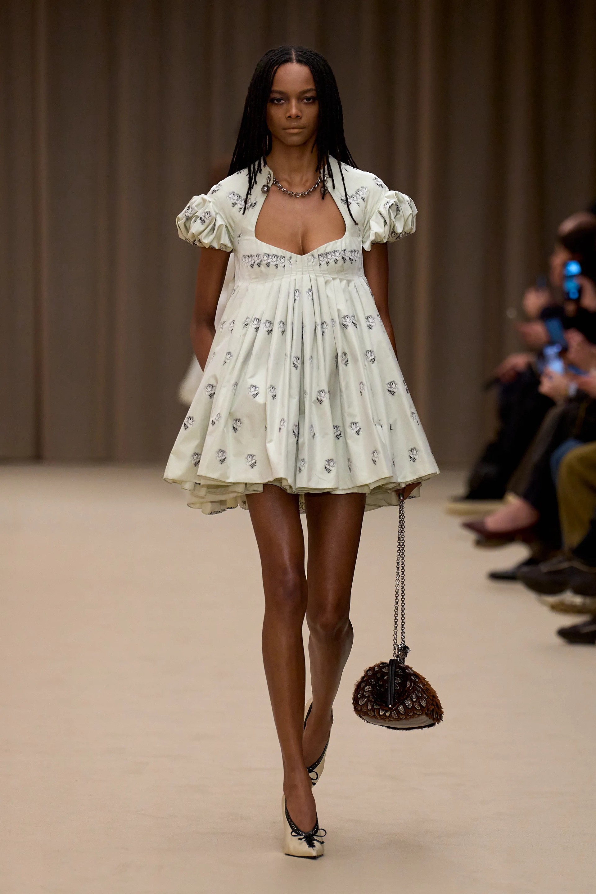 Hinh anh McQueen Thu Đông 2026: Giữa hoang tưởng hoàn hảo và di sản McQueen 2