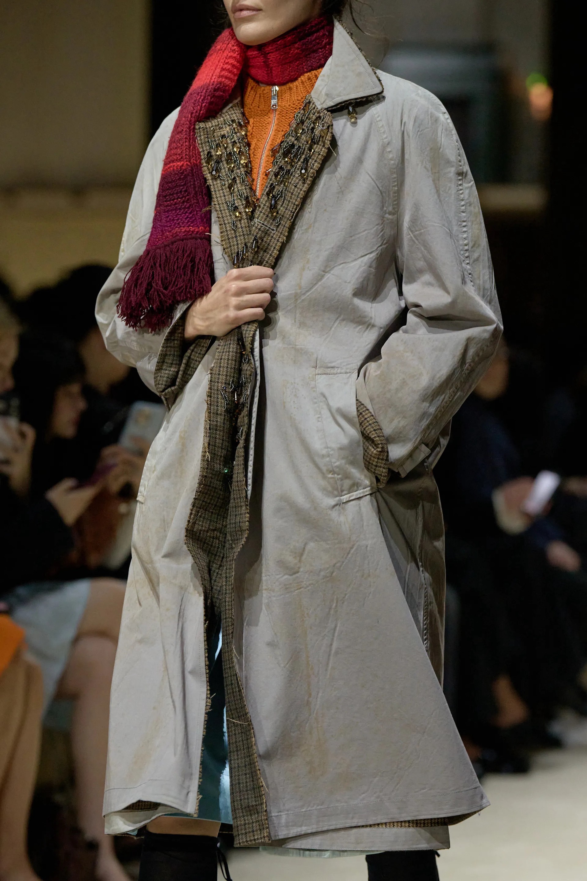 Hinh anh Tâm lý "Anti-Pristine" (từ chối sự mới mẻ, nguyên sơ) đã thực sự càn quét các sàn diễn Xuân/Hè 2026. 4