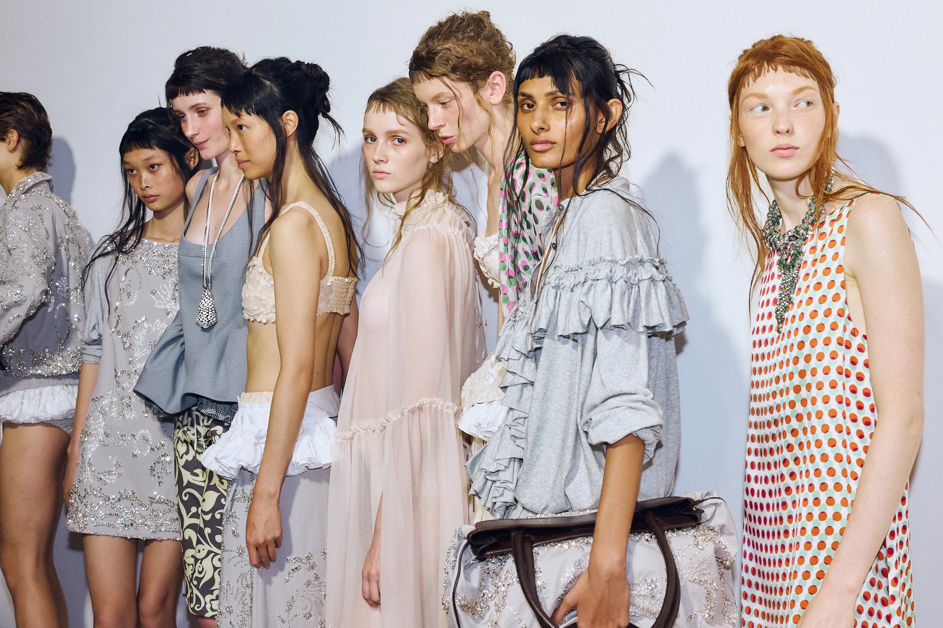 Hot Mess: Xu hướng "lộn xộn nóng bỏng" lên ngôi