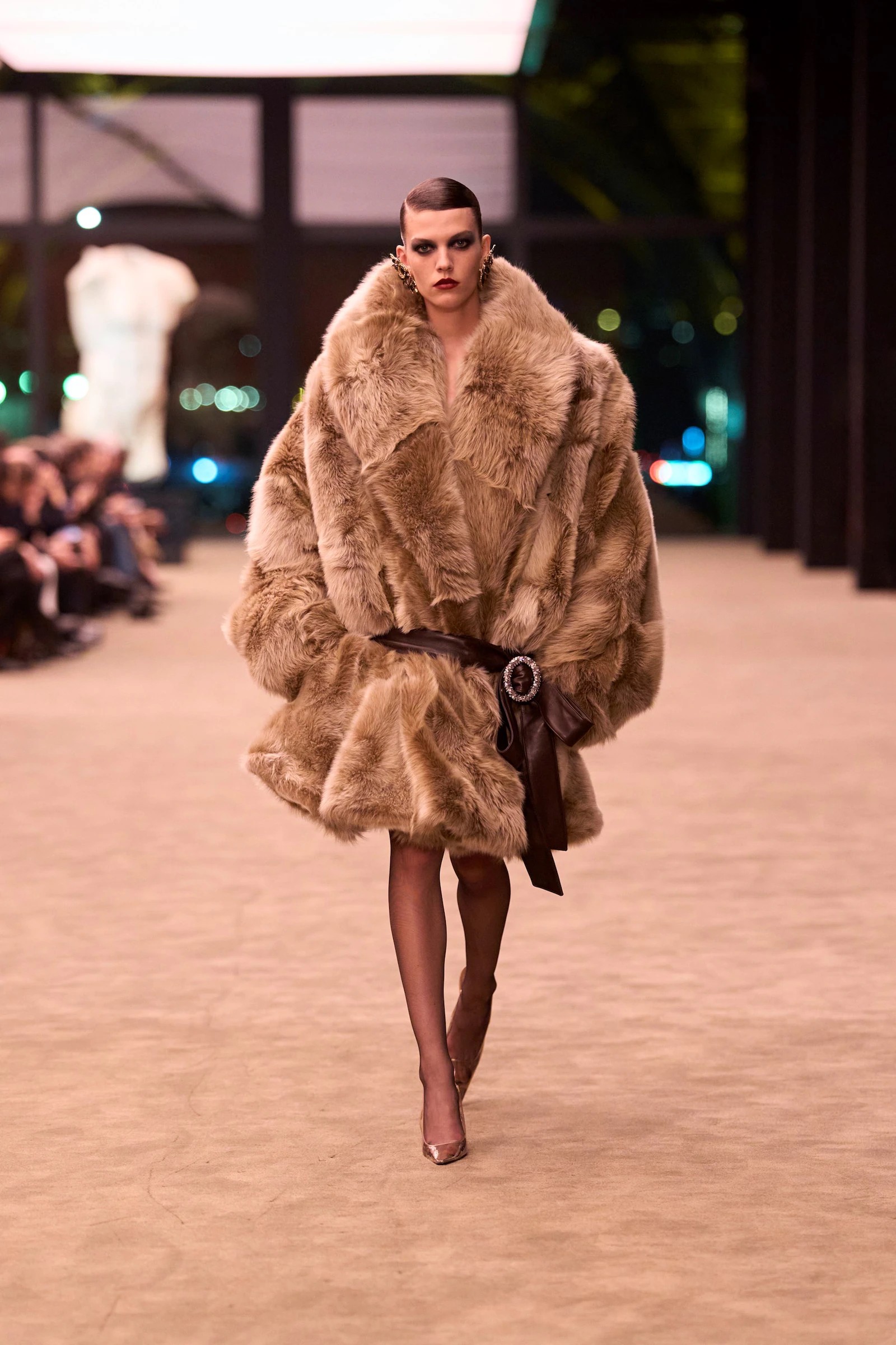 Hinh anh Saint Laurent Thu Đông 2026: Dành cho di sản Le Smoking huyền thoại 6