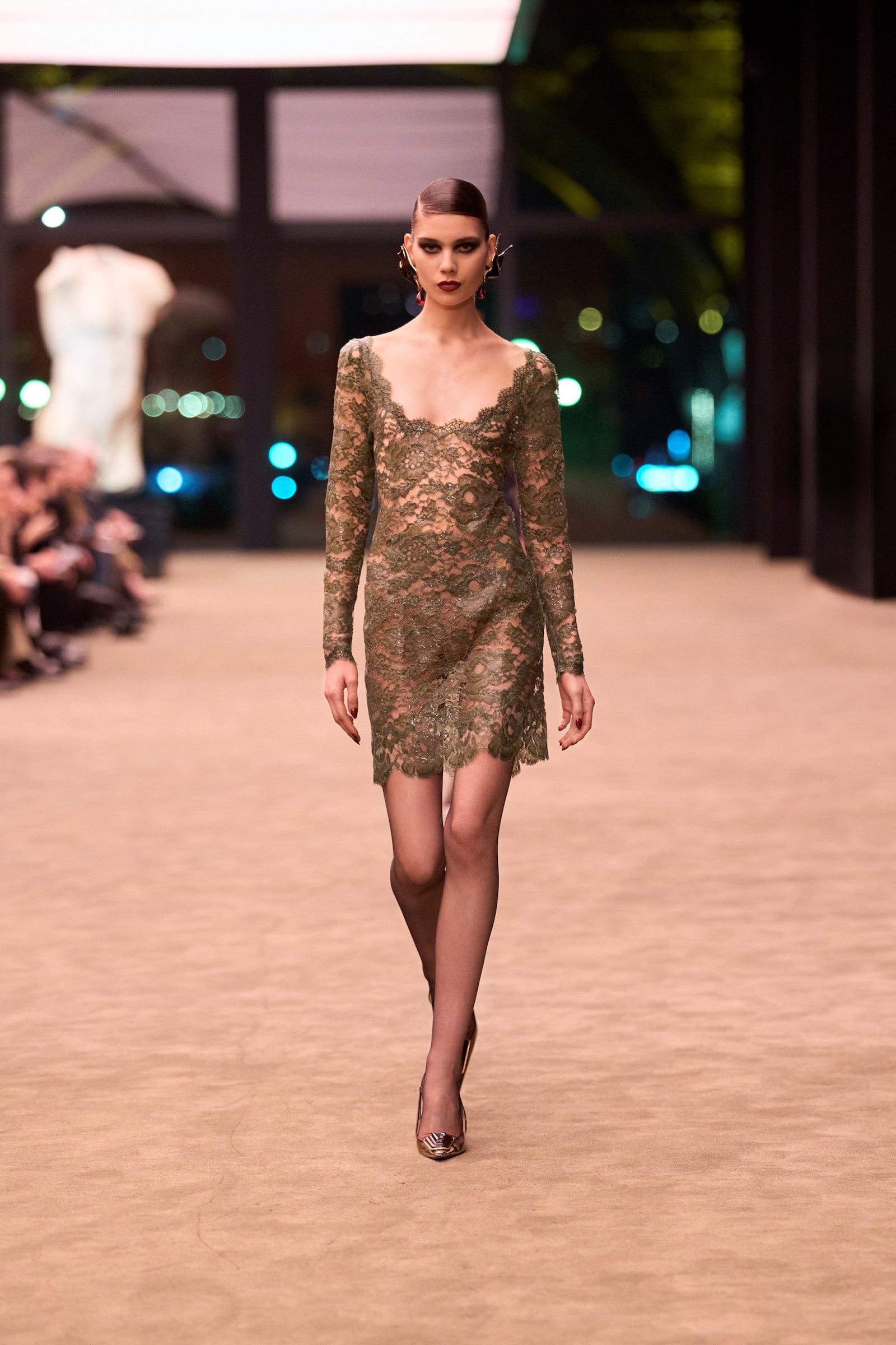 Hinh anh Saint Laurent Thu Đông 2026: Dành cho di sản Le Smoking huyền thoại 19