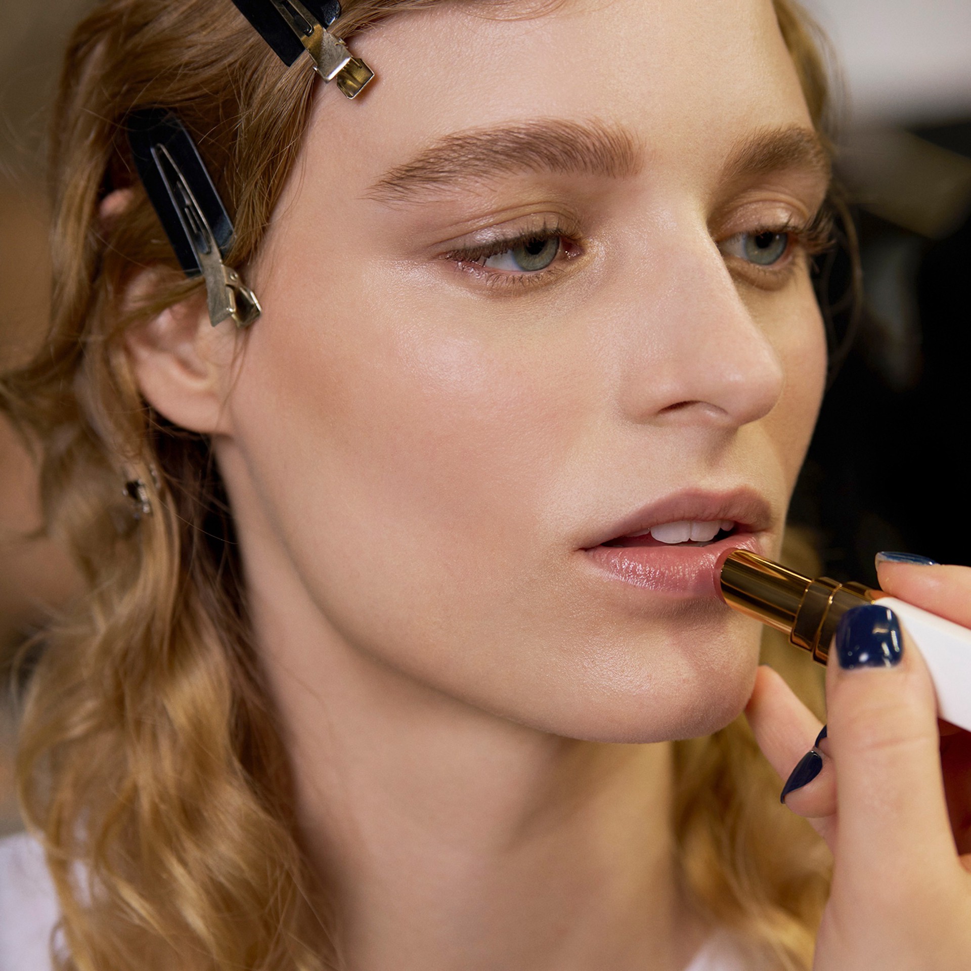 Hinh anh Hóa thân thành CHANEL muse với 2 makeup looks từ CHANEL FW26 2