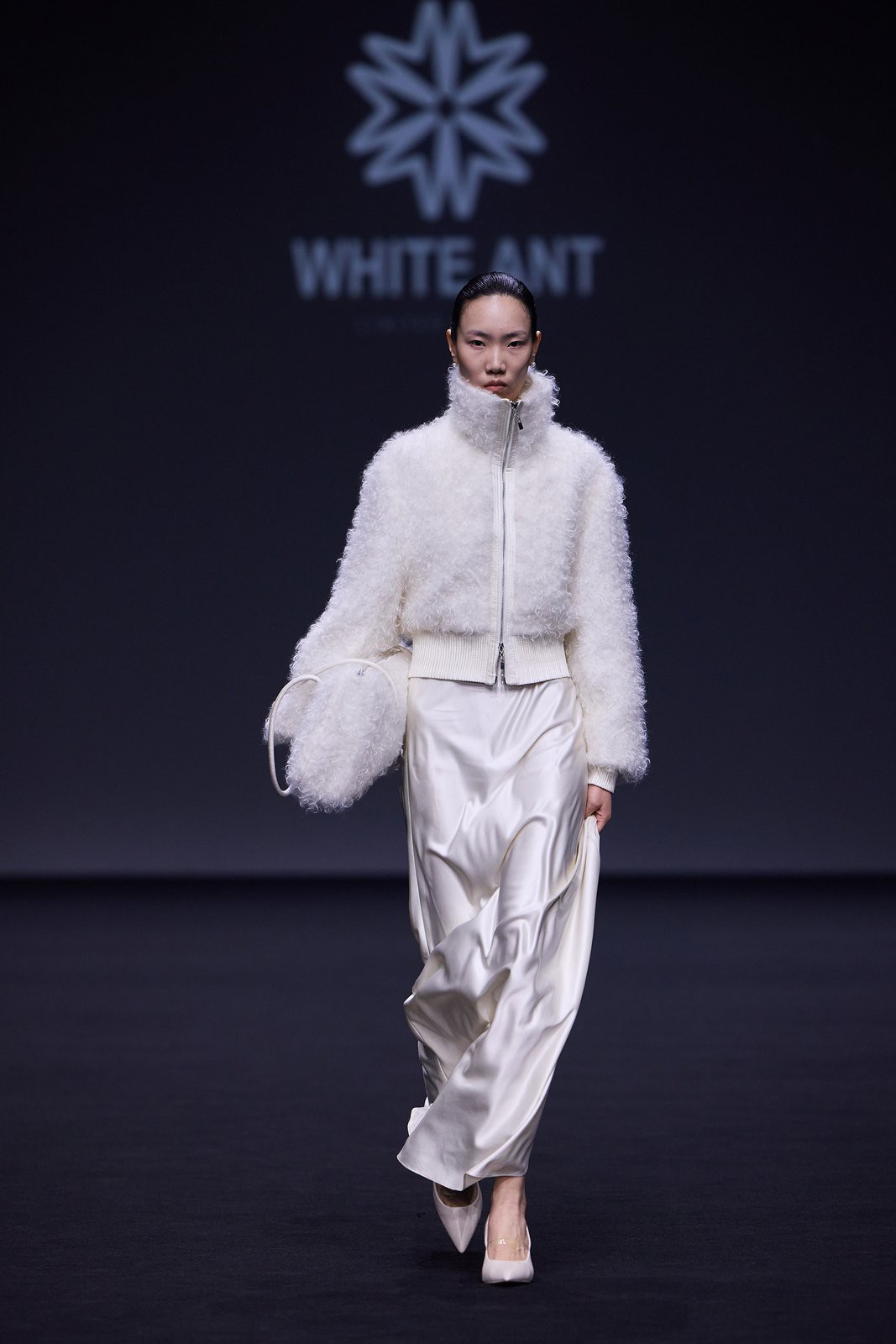 Hinh anh Bền chí - Bền bỉ - Bền vững: WHITE ANT và trái ngọt đầu tiên tại Shanghai Fashion Week 14