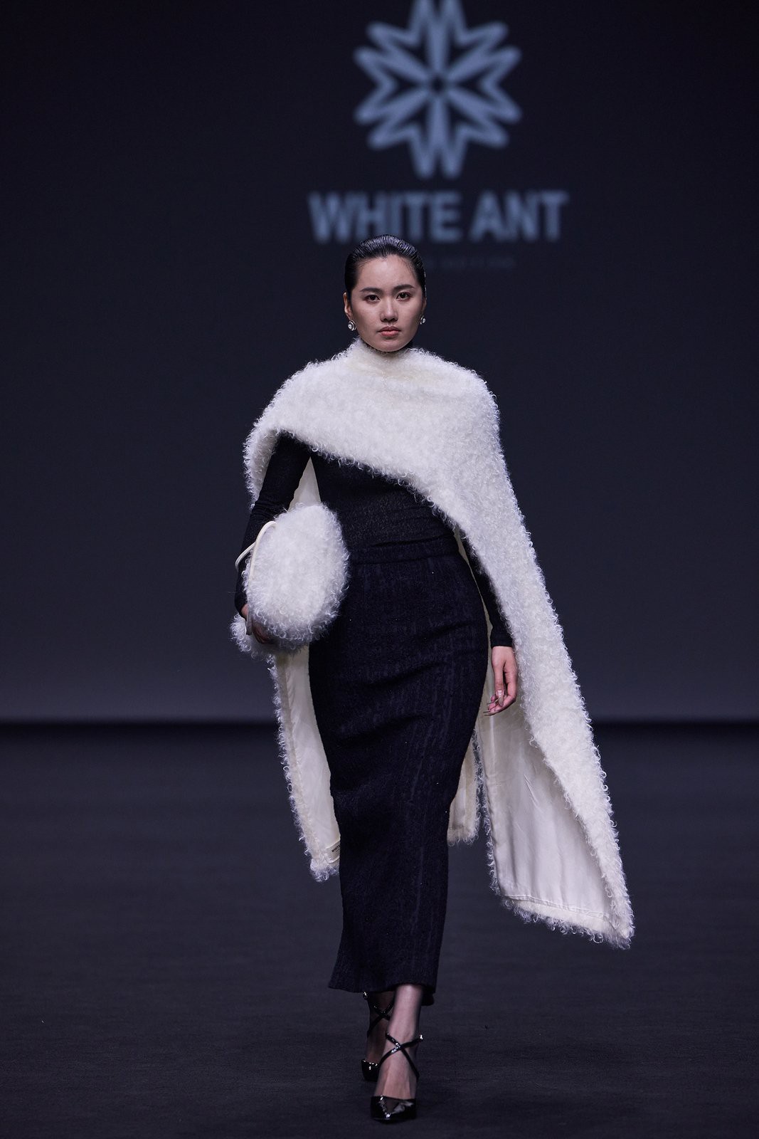 Hinh anh Bền chí - Bền bỉ - Bền vững: WHITE ANT và trái ngọt đầu tiên tại Shanghai Fashion Week 17
