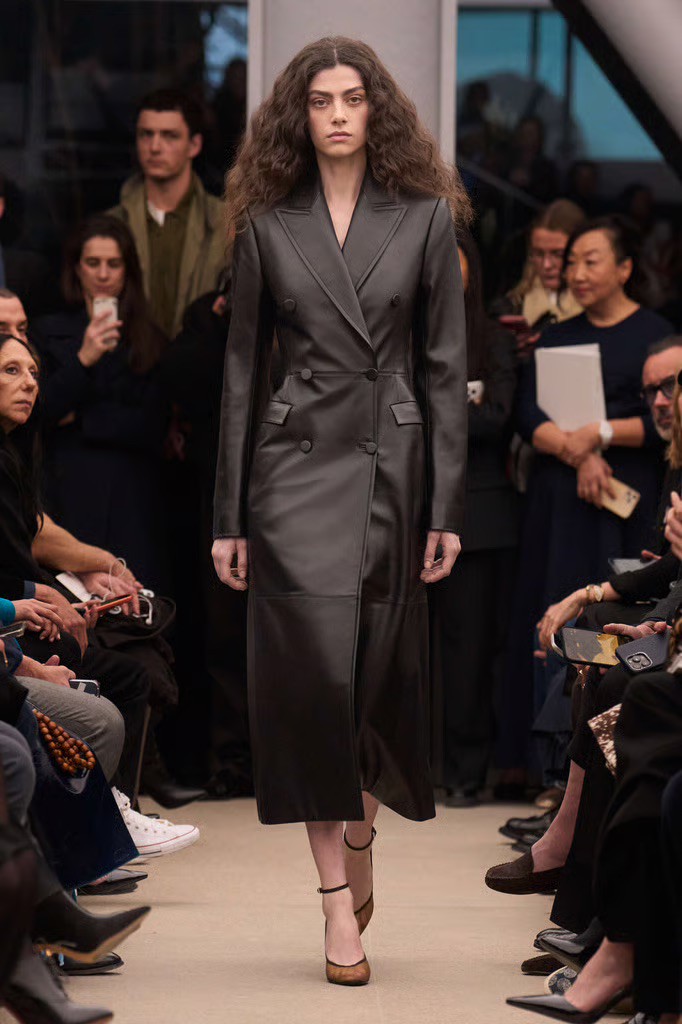 Hinh anh Alaïa Fall Winter 2026: Bức thư tình gửi lại nhà mốt 12