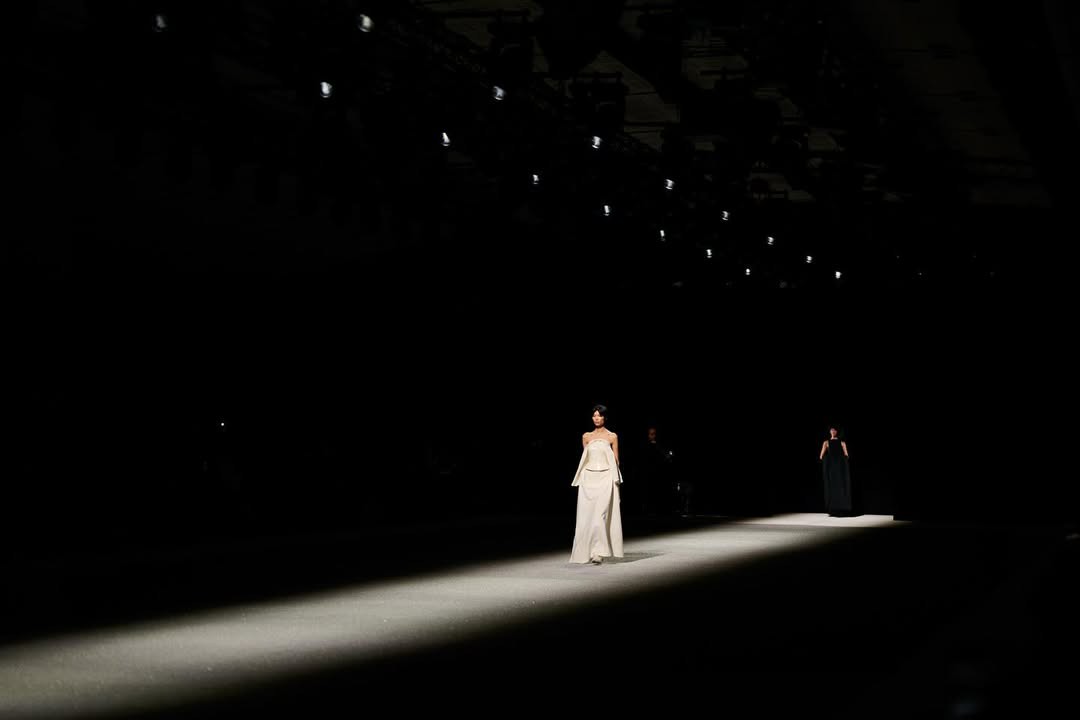 Hinh anh ISSEY MIYAKE Thu Đông 2026: Vẻ đẹp của sự dang dở 2