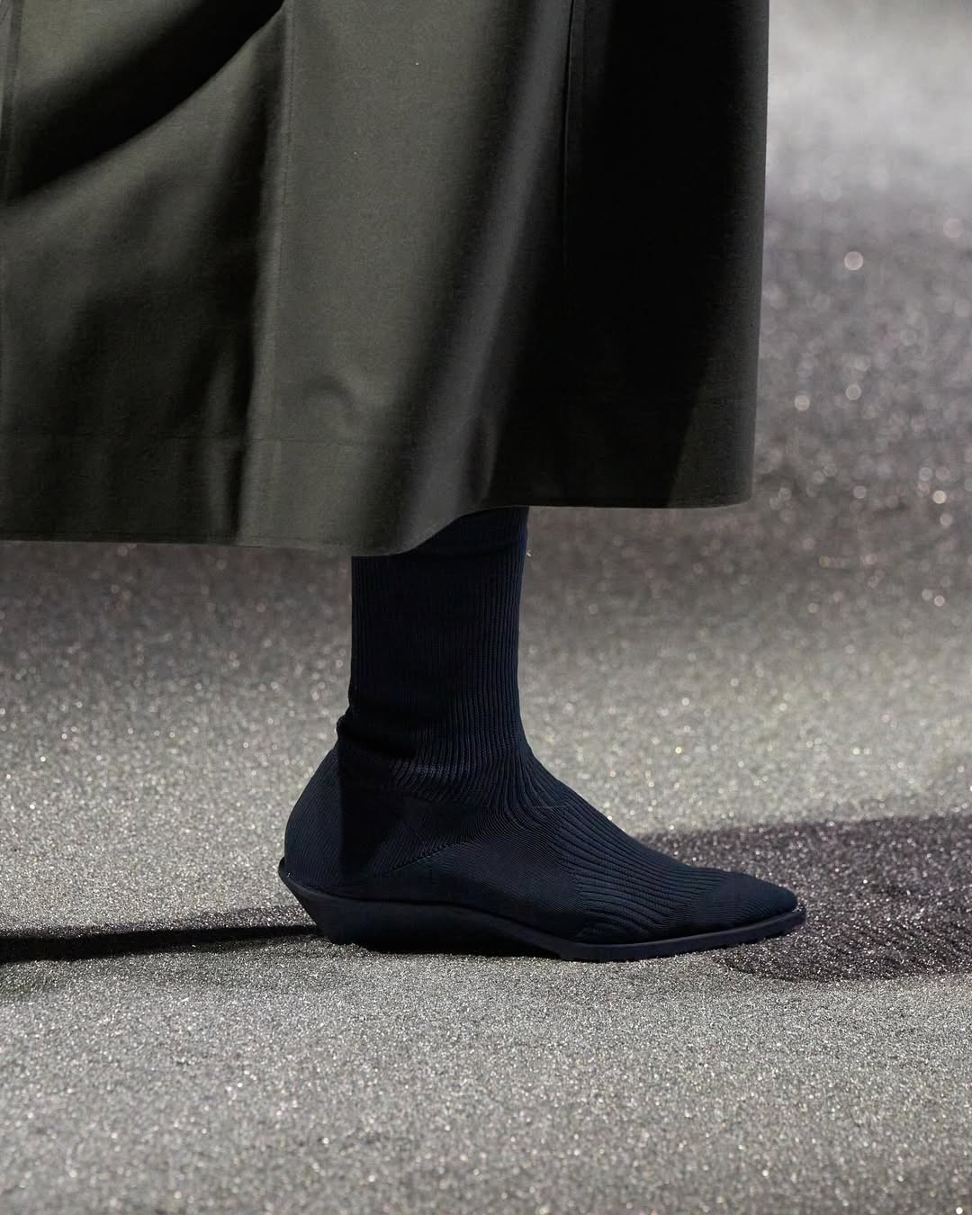 Hinh anh ISSEY MIYAKE Thu Đông 2026: Vẻ đẹp của sự dang dở 22