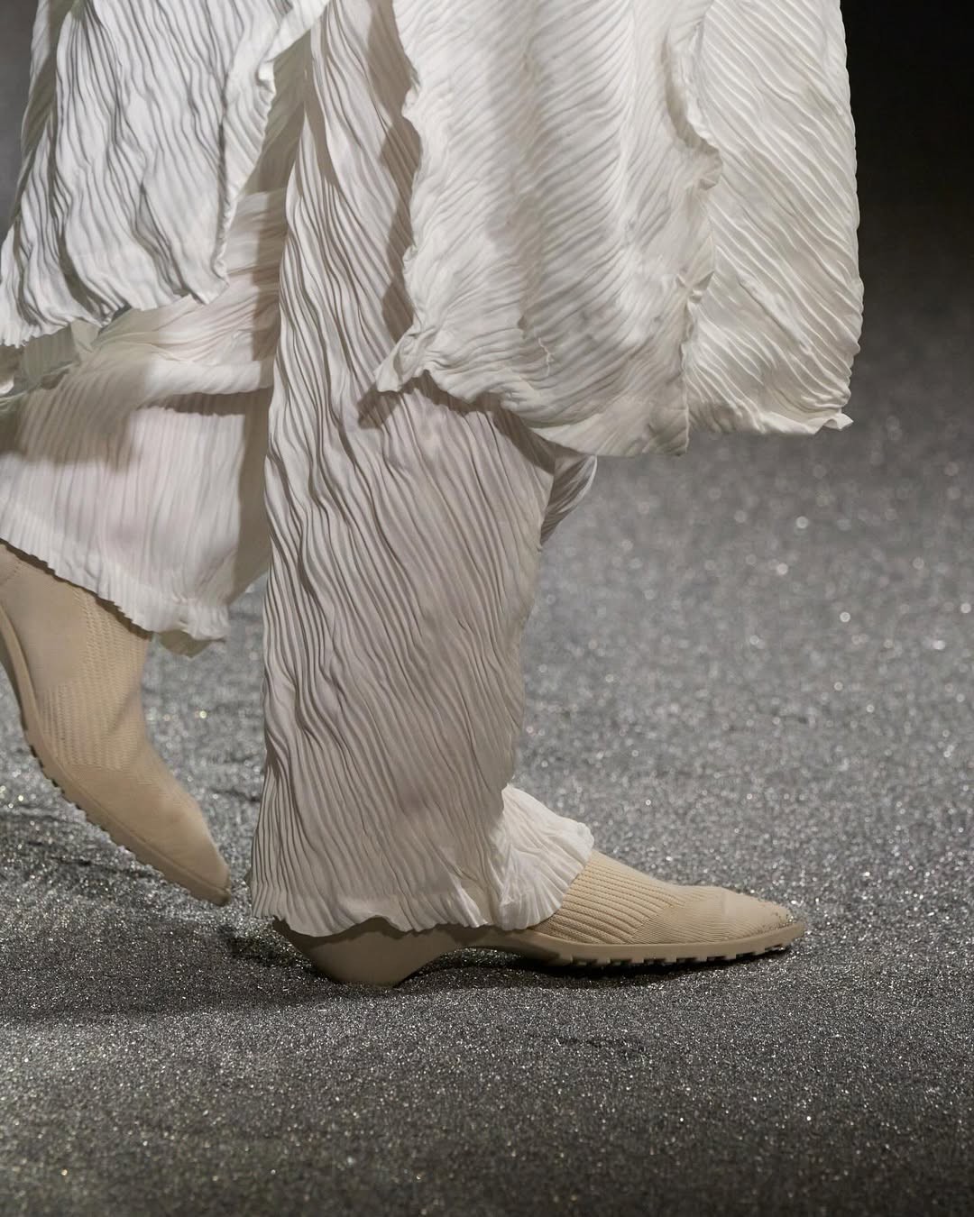 Hinh anh ISSEY MIYAKE Thu Đông 2026: Vẻ đẹp của sự dang dở 21