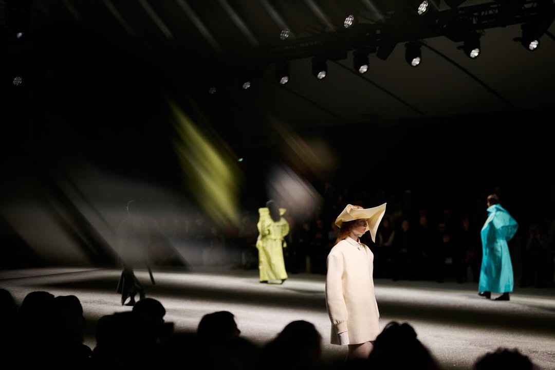 Hinh anh ISSEY MIYAKE Thu Đông 2026: Vẻ đẹp của sự dang dở 4