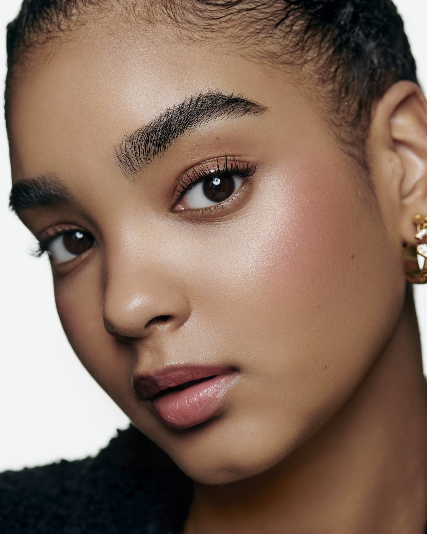 Hinh anh Hóa thân thành CHANEL muse với 2 makeup looks từ CHANEL FW26 27