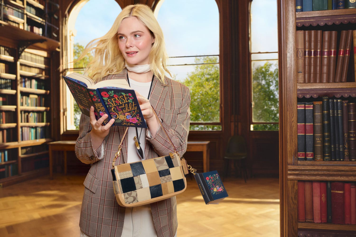 Hinh anh “Book bag charm” của Coach: Không chỉ là quyển sách tí hon treo được 1