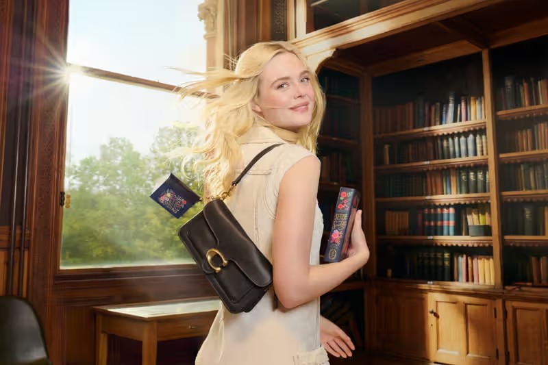 Hinh anh “Book bag charm” của Coach: Không chỉ là quyển sách tí hon treo được 2