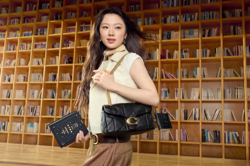 Hinh anh “Book bag charm” của Coach: Không chỉ là quyển sách tí hon treo được 3