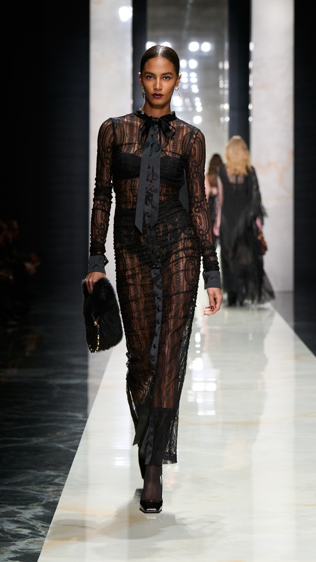 Hinh anh Sắc đen và hoa nhí 1