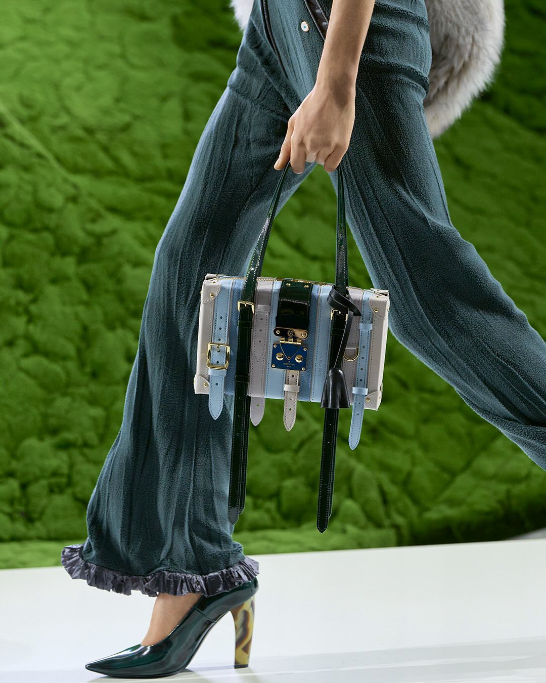 Hinh anh Trở về với thực tế thương mại 3