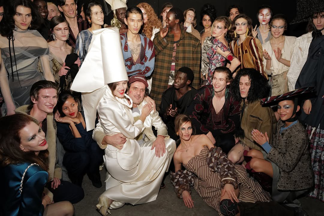 Vivienne Westwood Thu Đông 2026: Andreas Kronthaler vén màn sân khấu kịch nghệ