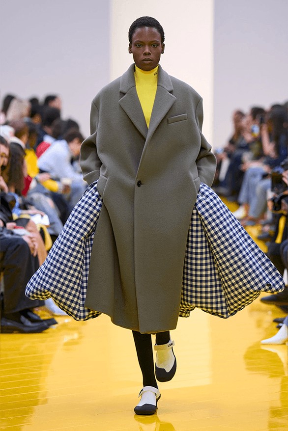 Hinh anh Loewe Thu Đông 2026: Nét trẻ thơ tinh nghịch gửi gắm nơi nghệ thuật 5