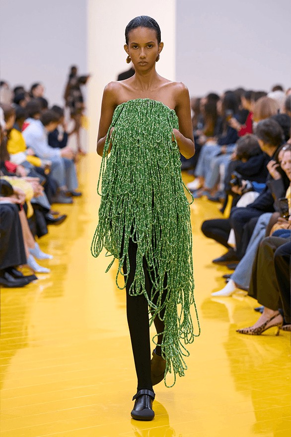 Hinh anh Loewe Thu Đông 2026: Nét trẻ thơ tinh nghịch gửi gắm nơi nghệ thuật 7