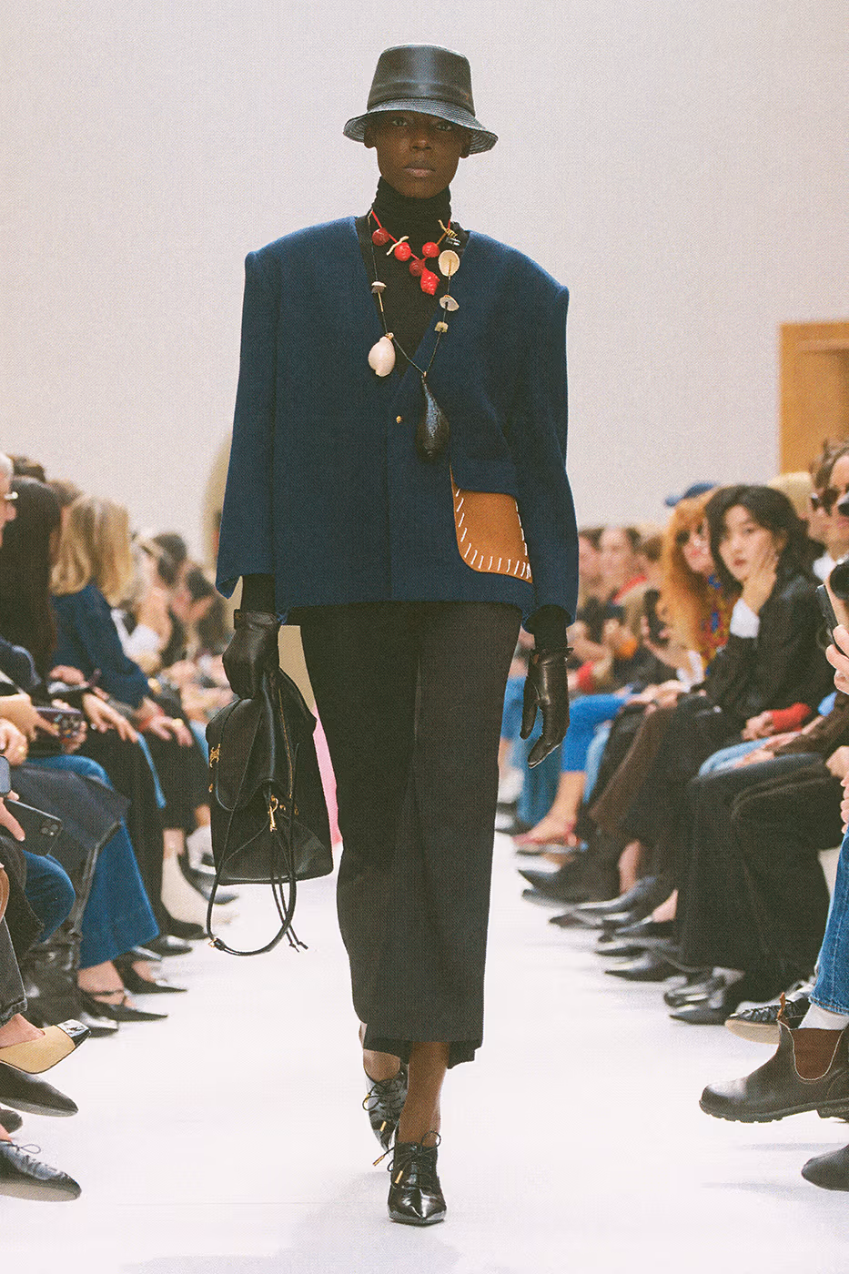 Hinh anh Celine Thu Đông 2026: Trong tủ đồ của những bước chân Paris 18