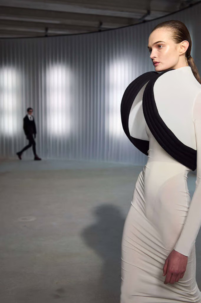 Hinh anh Jean Paul Gaultier Fall 2026: Cuộc đời thứ hai của Suit 16