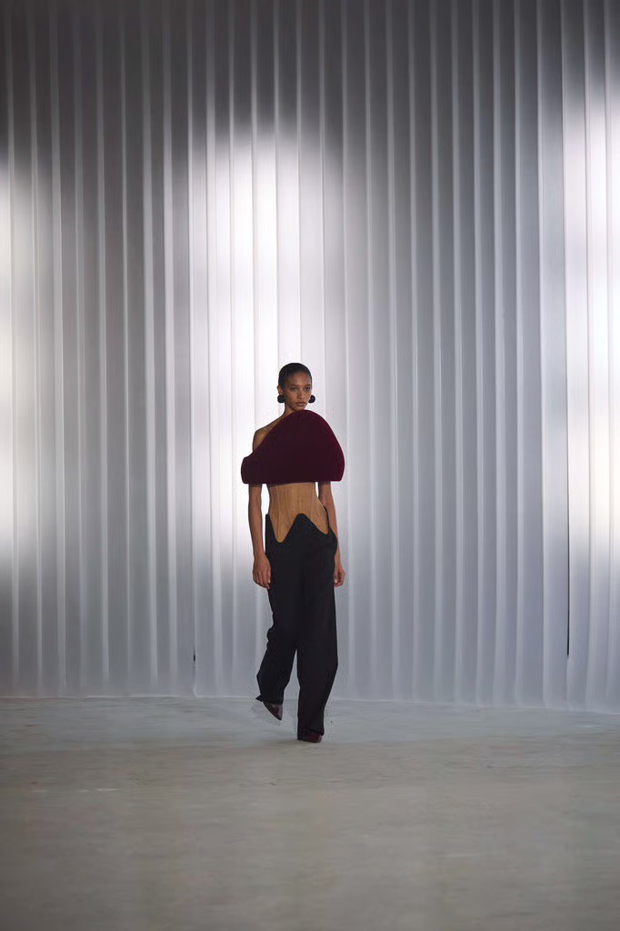 Hinh anh Jean Paul Gaultier Fall 2026: Cuộc đời thứ hai của Suit 7