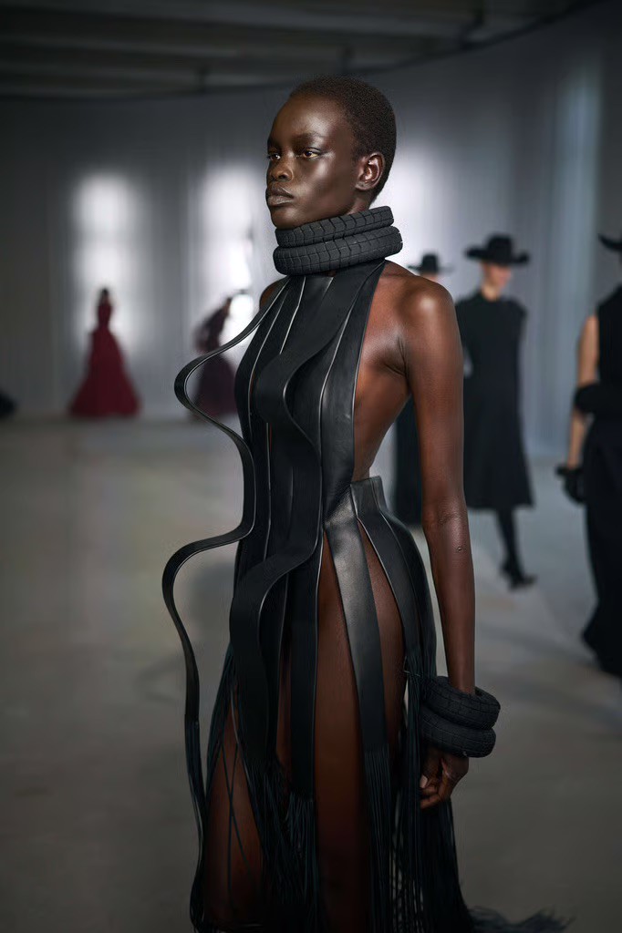 Hinh anh Jean Paul Gaultier Fall 2026: Cuộc đời thứ hai của Suit 15