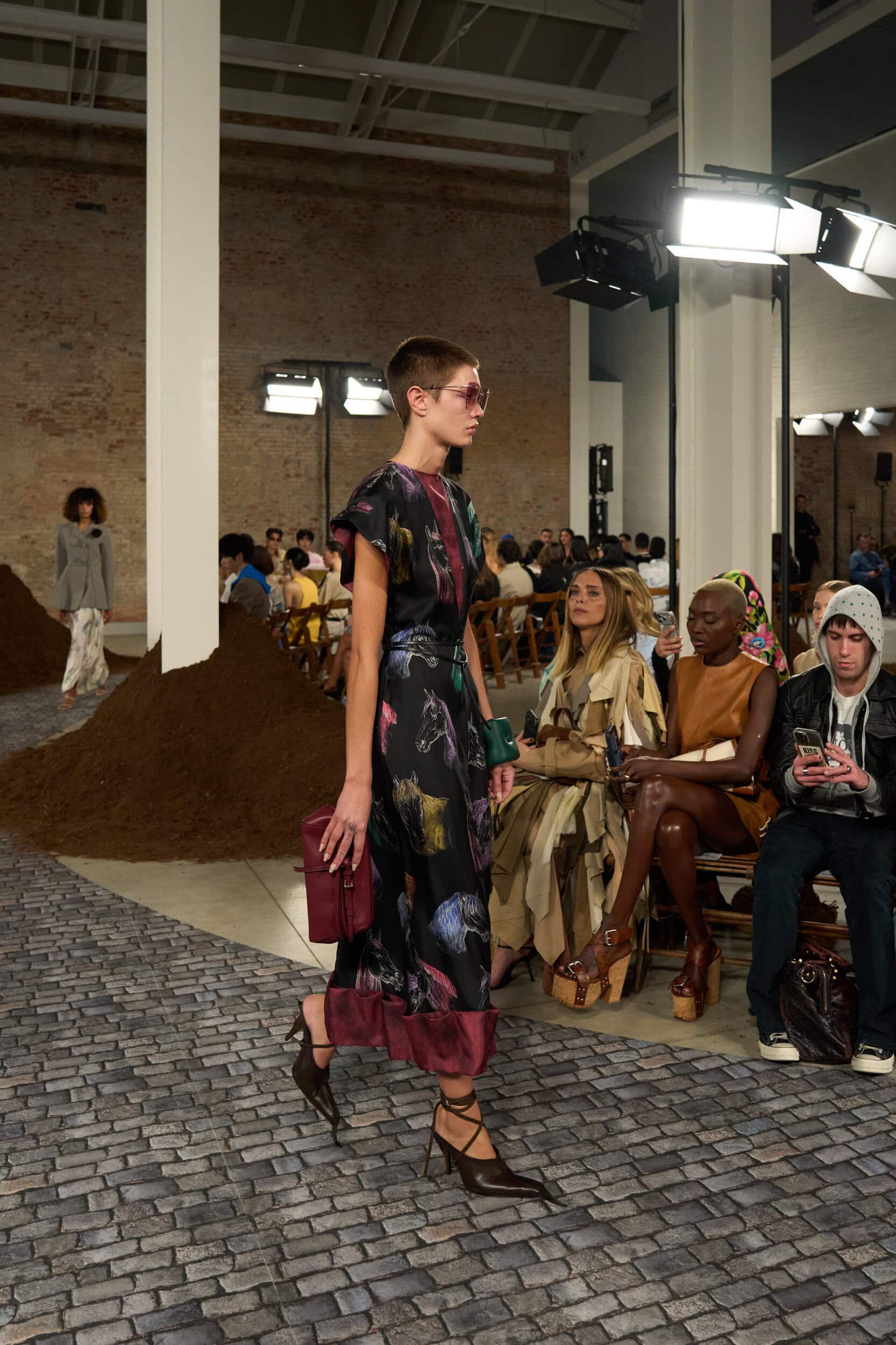 Hinh anh Moschino Fall Winter 2026: Có một Argentina thu nhỏ giữa lòng Milan 6