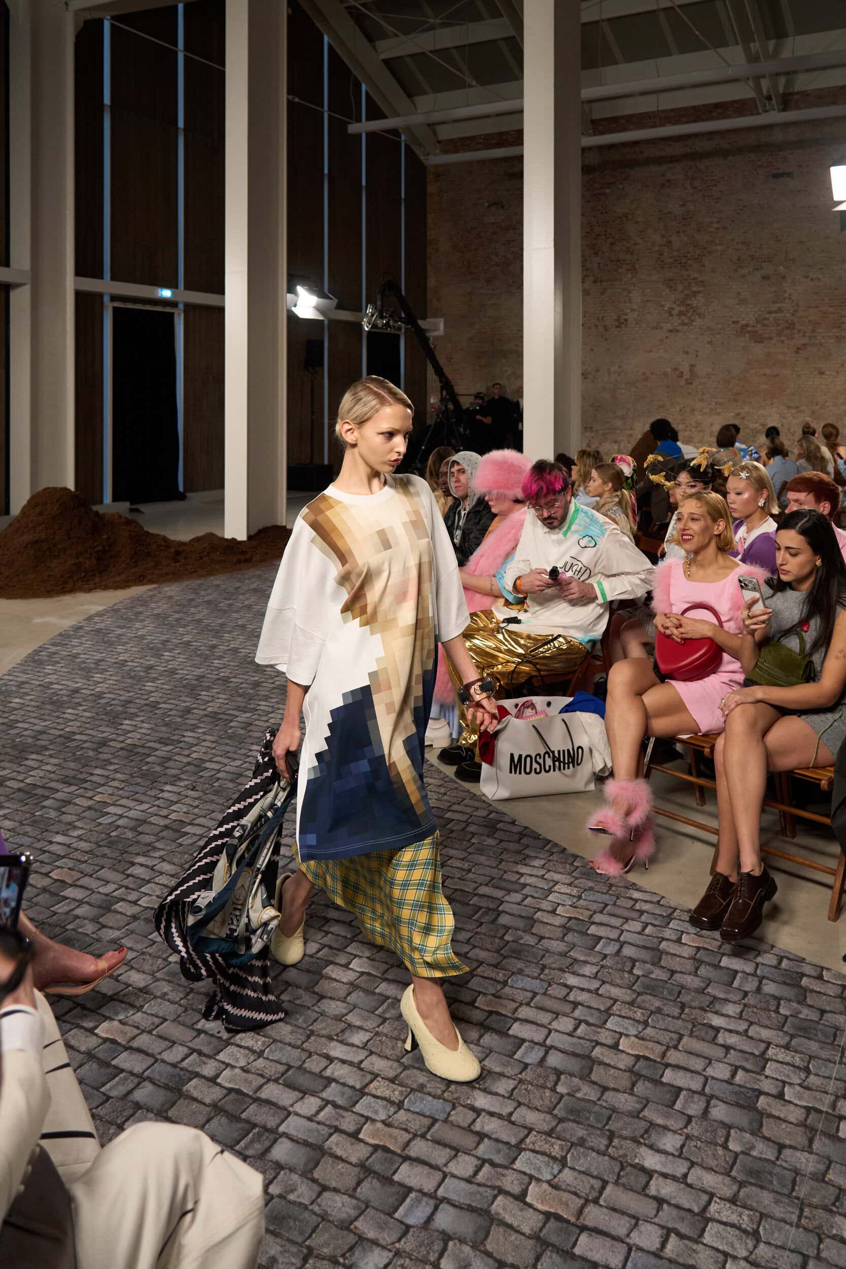 Hinh anh Moschino Fall Winter 2026: Có một Argentina thu nhỏ giữa lòng Milan 2