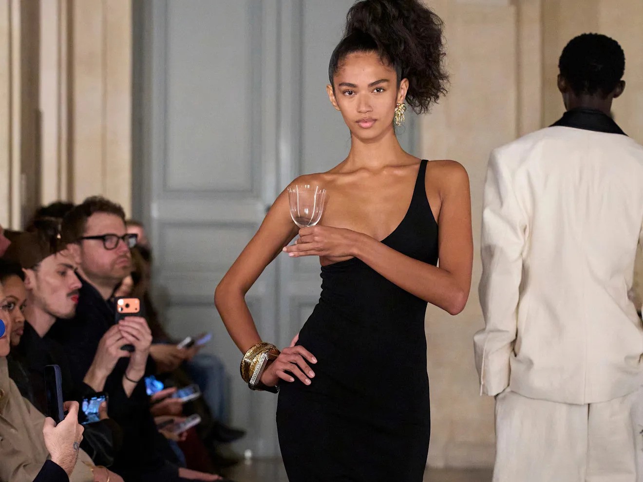 Hinh anh Thời trang & vòng một: ngực càng nhỏ càng “thời trang”? 4