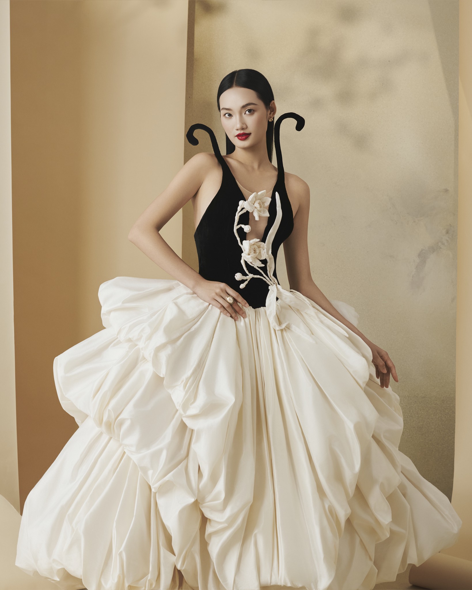 Hinh anh NTK Nguyễn Phúc Tuấn chăm hoa thủy tiên xứ Huế trên lụa tơ tằm Bảo Lộc 11