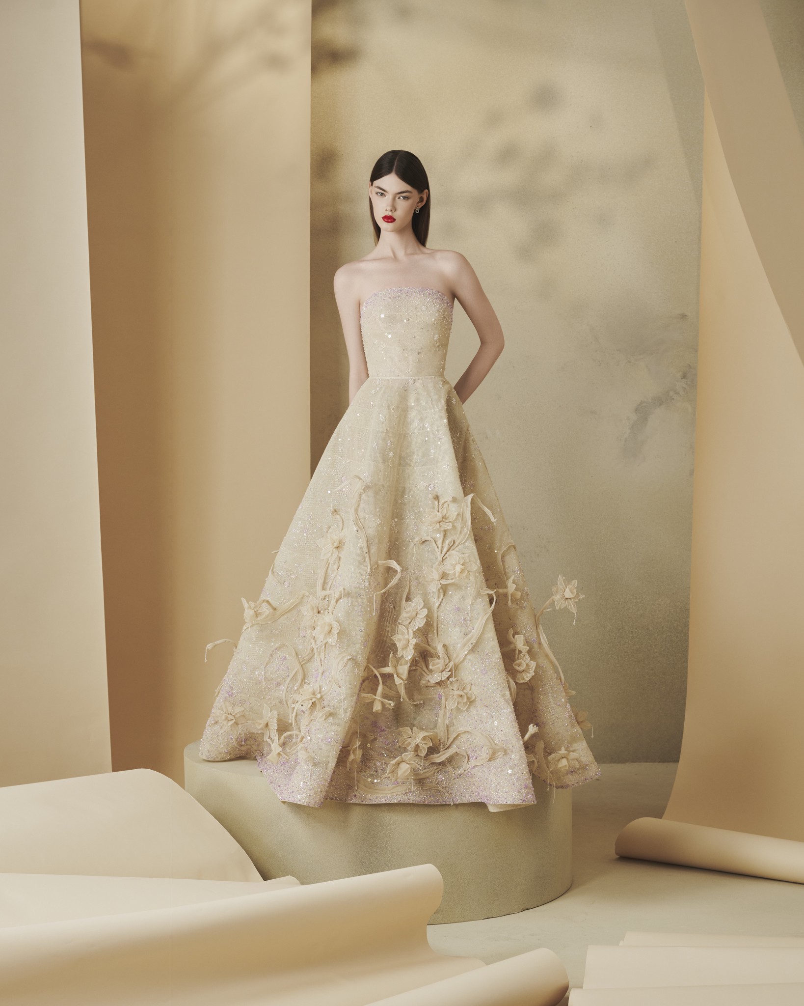 Hinh anh NTK Nguyễn Phúc Tuấn chăm hoa thủy tiên xứ Huế trên lụa tơ tằm Bảo Lộc 12