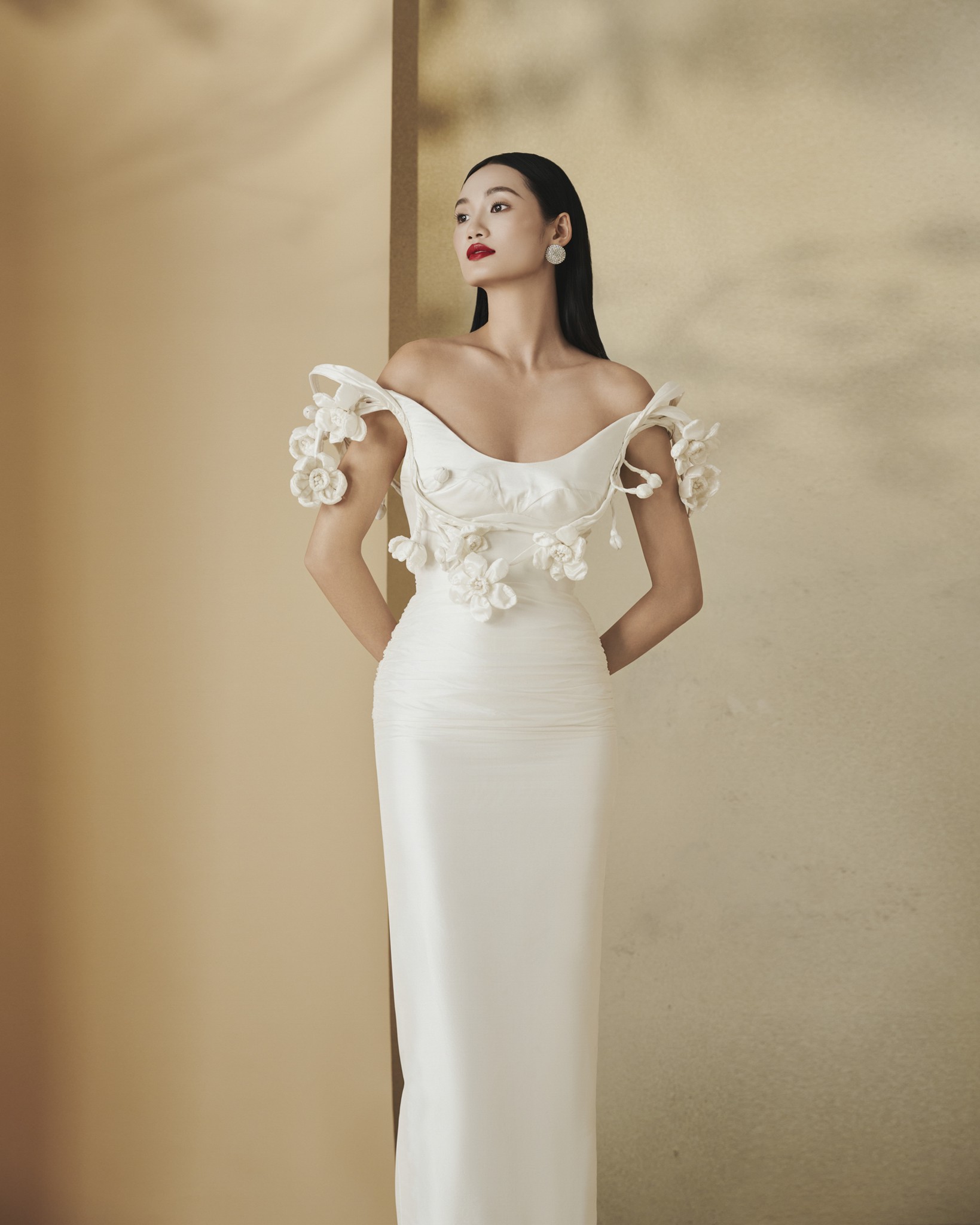 Hinh anh NTK Nguyễn Phúc Tuấn chăm hoa thủy tiên xứ Huế trên lụa tơ tằm Bảo Lộc 3