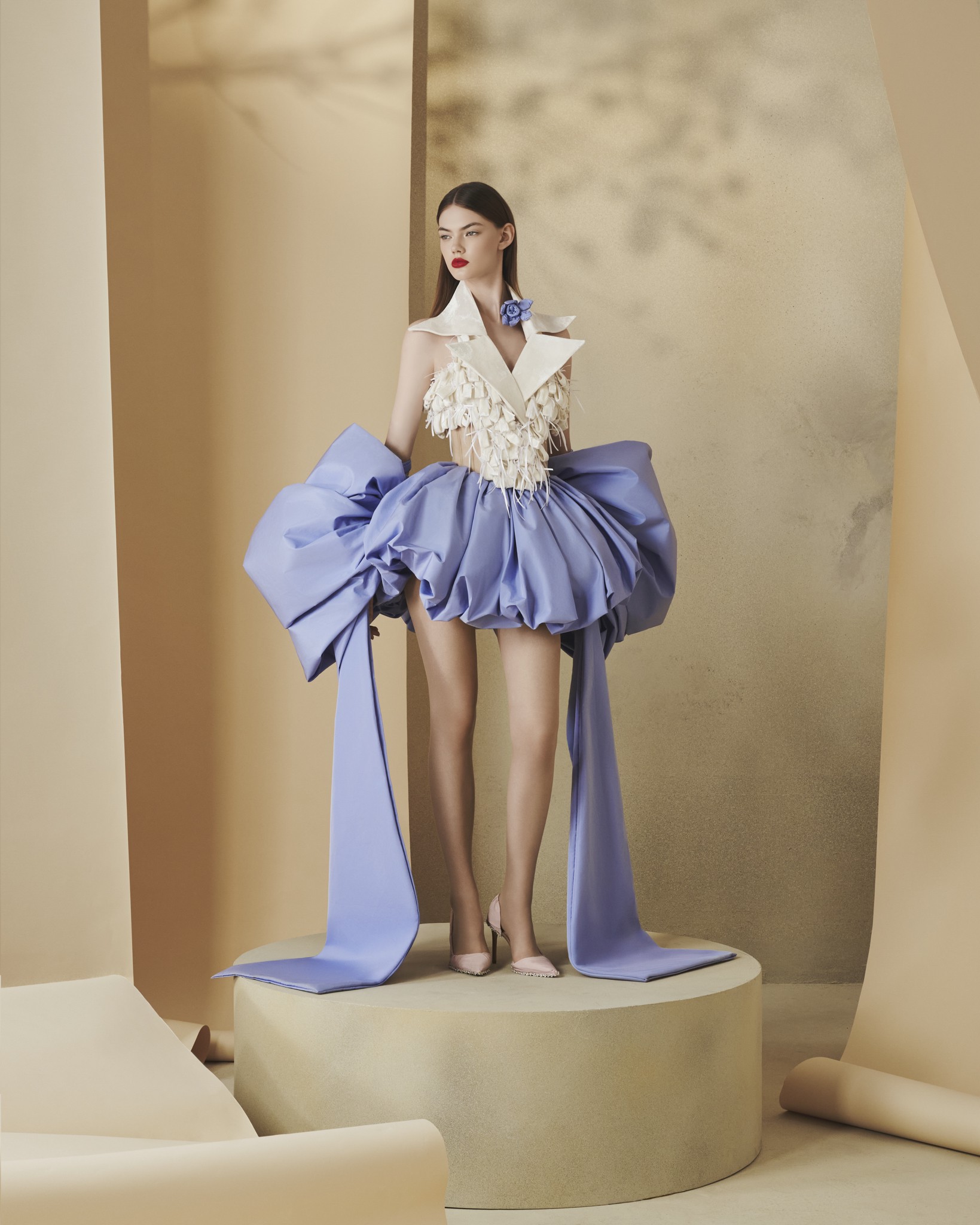 Hinh anh NTK Nguyễn Phúc Tuấn chăm hoa thủy tiên xứ Huế trên lụa tơ tằm Bảo Lộc 10