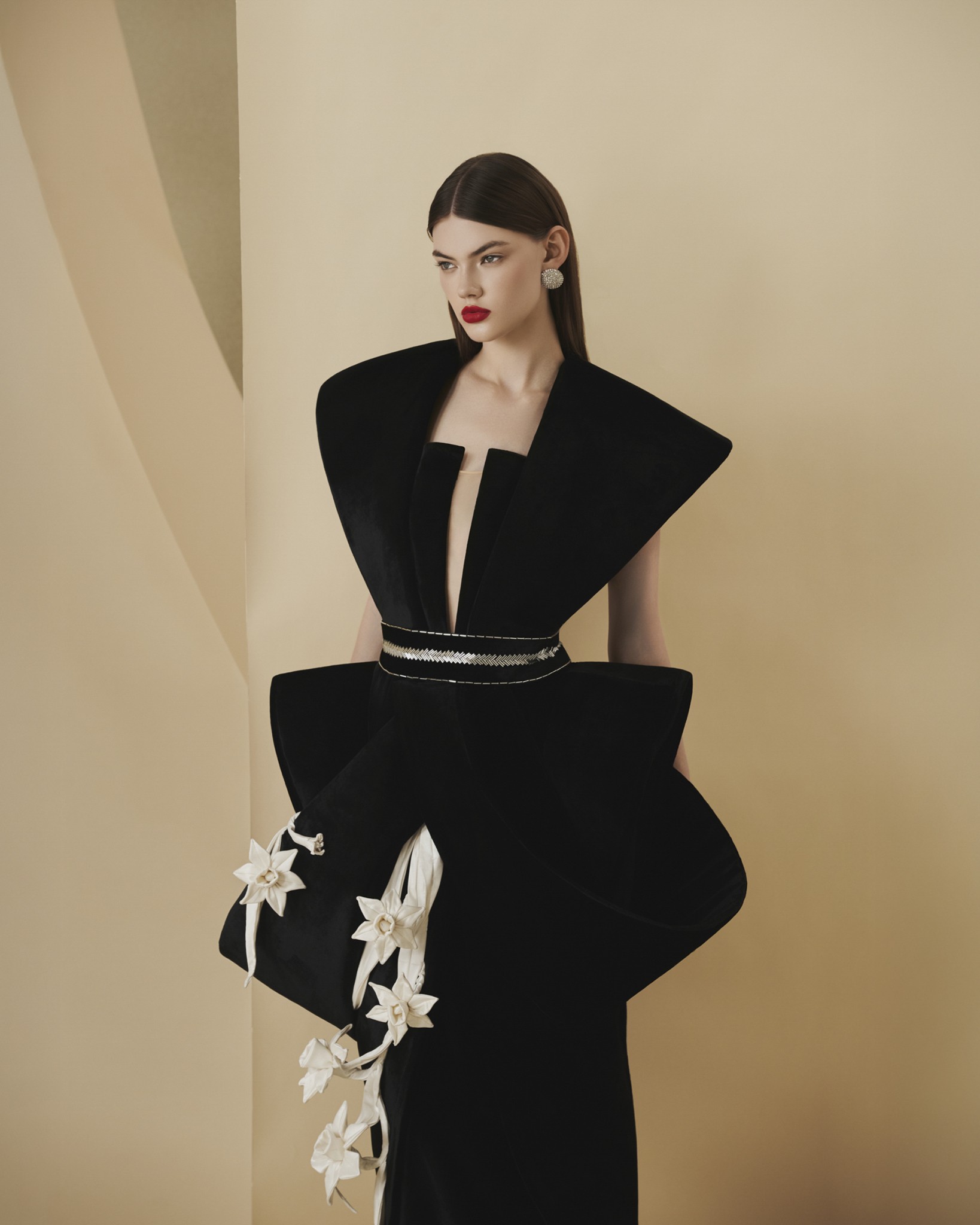 Hinh anh NTK Nguyễn Phúc Tuấn chăm hoa thủy tiên xứ Huế trên lụa tơ tằm Bảo Lộc 1