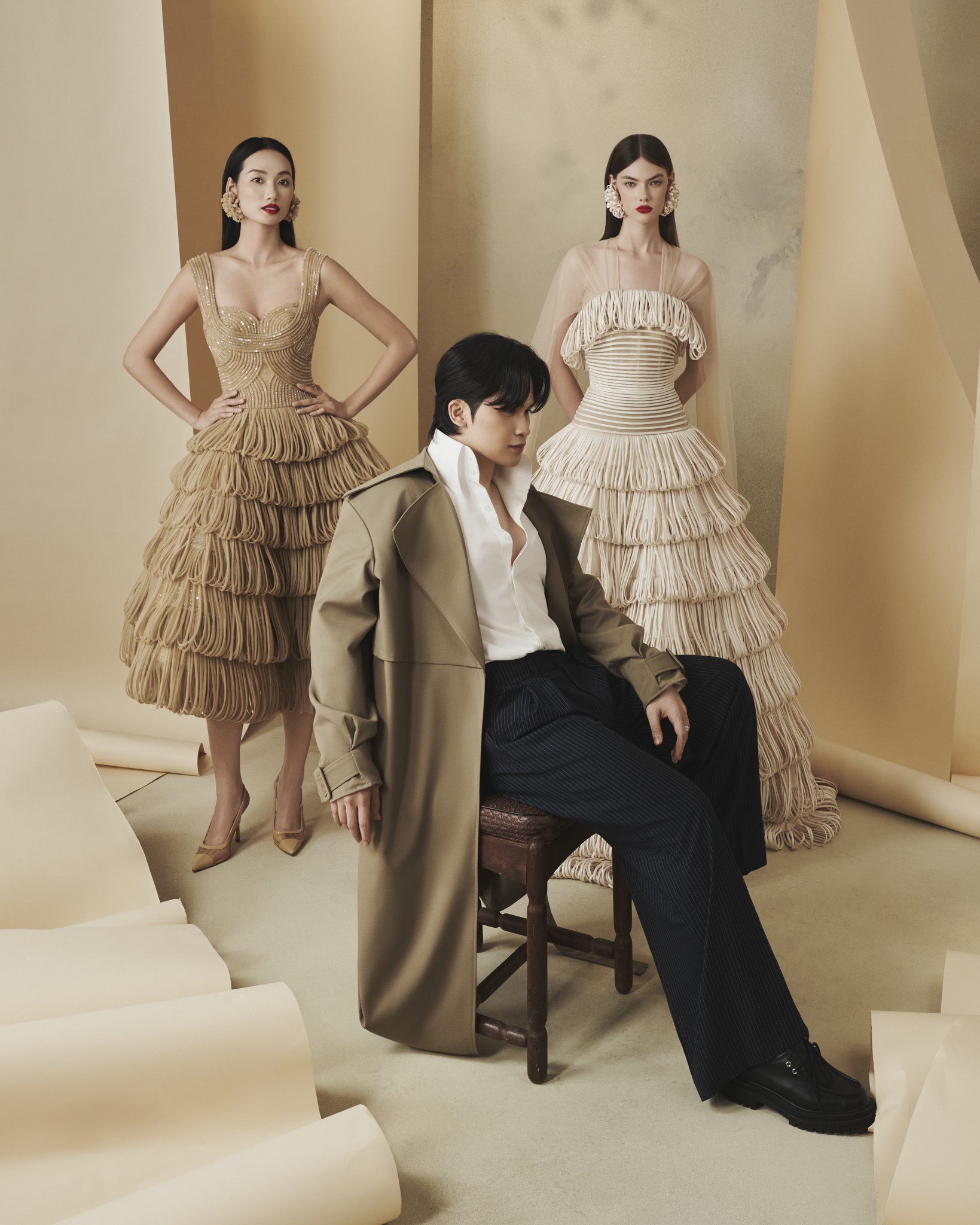 Hinh anh NTK Nguyễn Phúc Tuấn chăm hoa thủy tiên xứ Huế trên lụa tơ tằm Bảo Lộc 4