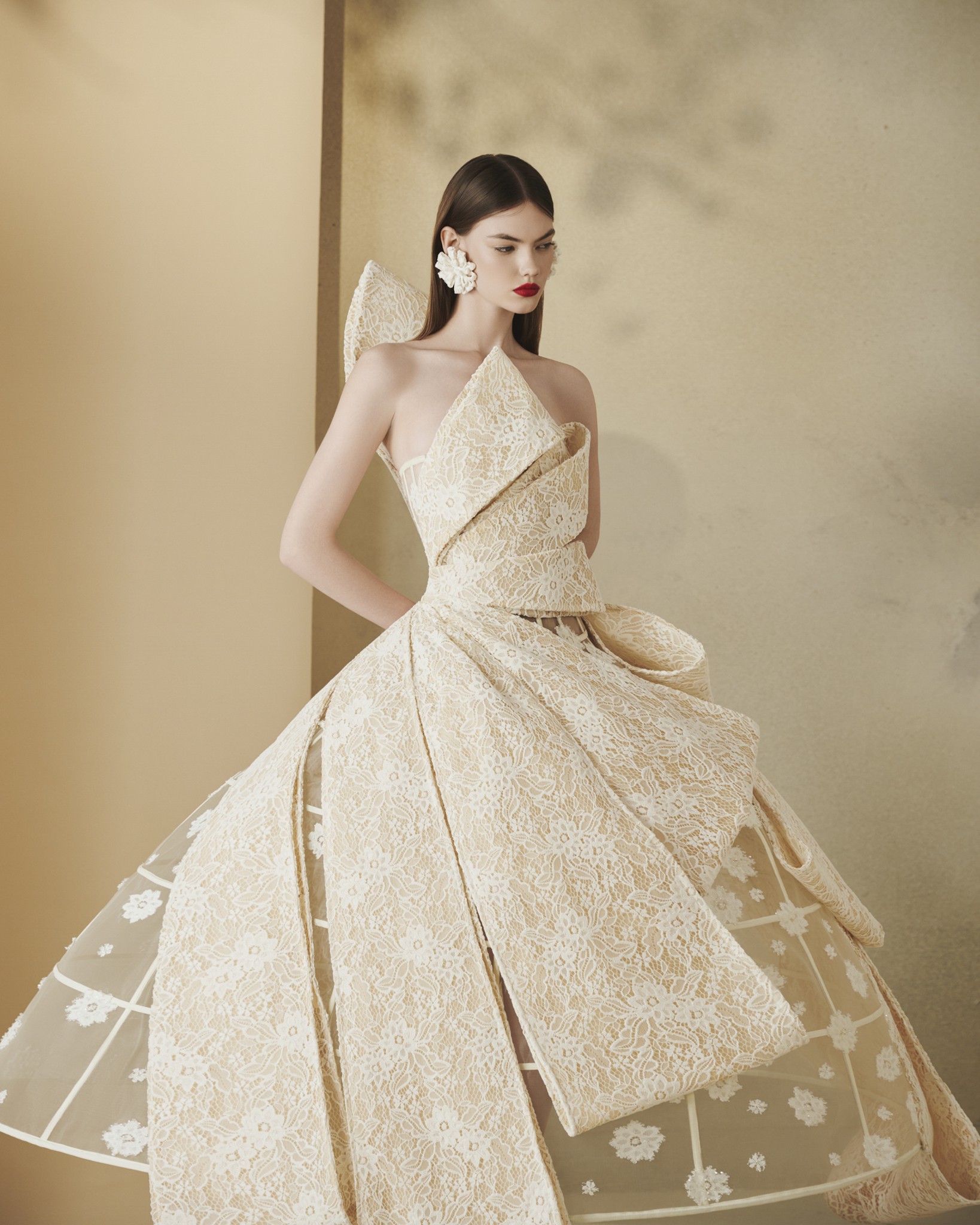 Hinh anh NTK Nguyễn Phúc Tuấn chăm hoa thủy tiên xứ Huế trên lụa tơ tằm Bảo Lộc 2