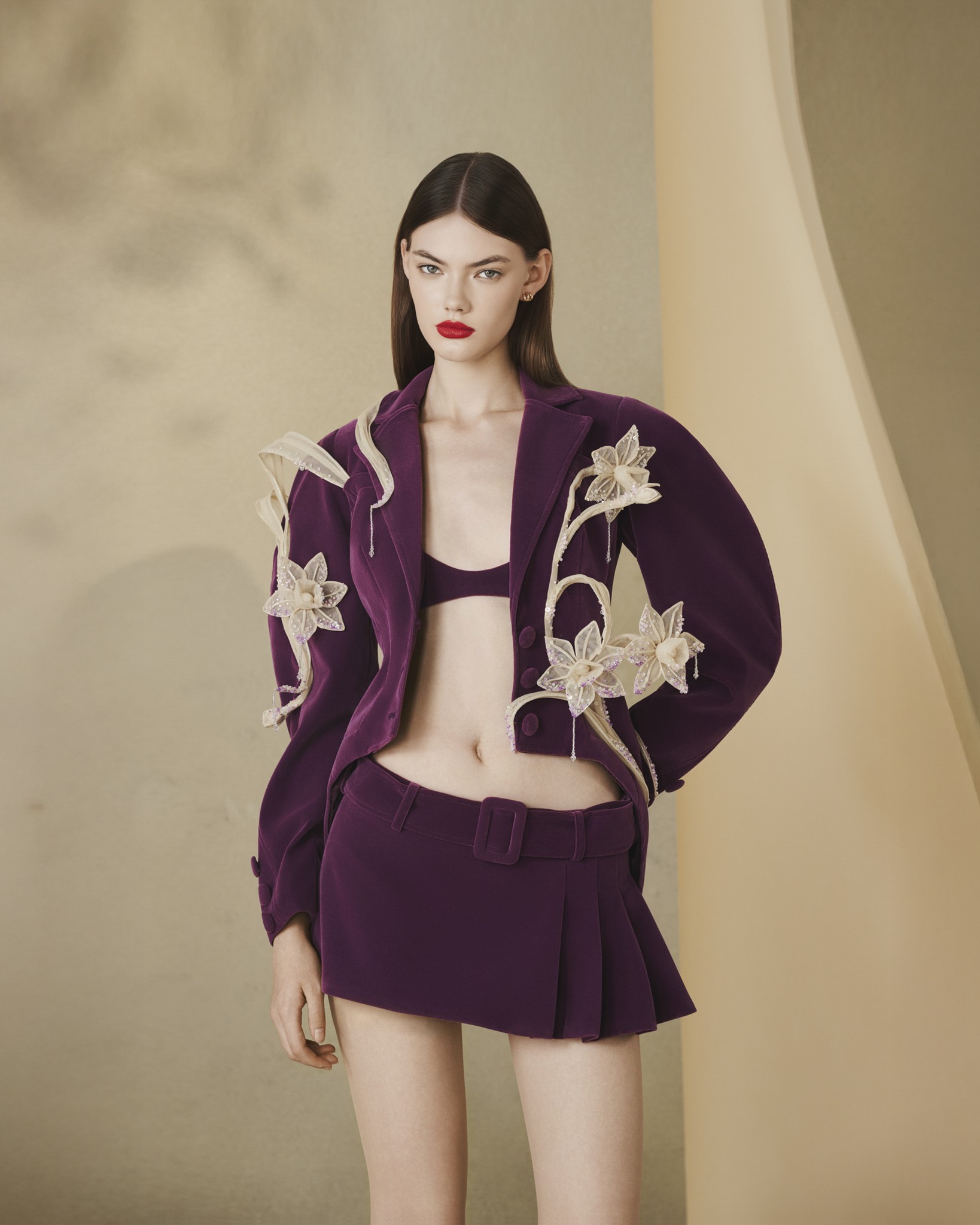 Hinh anh NTK Nguyễn Phúc Tuấn chăm hoa thủy tiên xứ Huế trên lụa tơ tằm Bảo Lộc 13