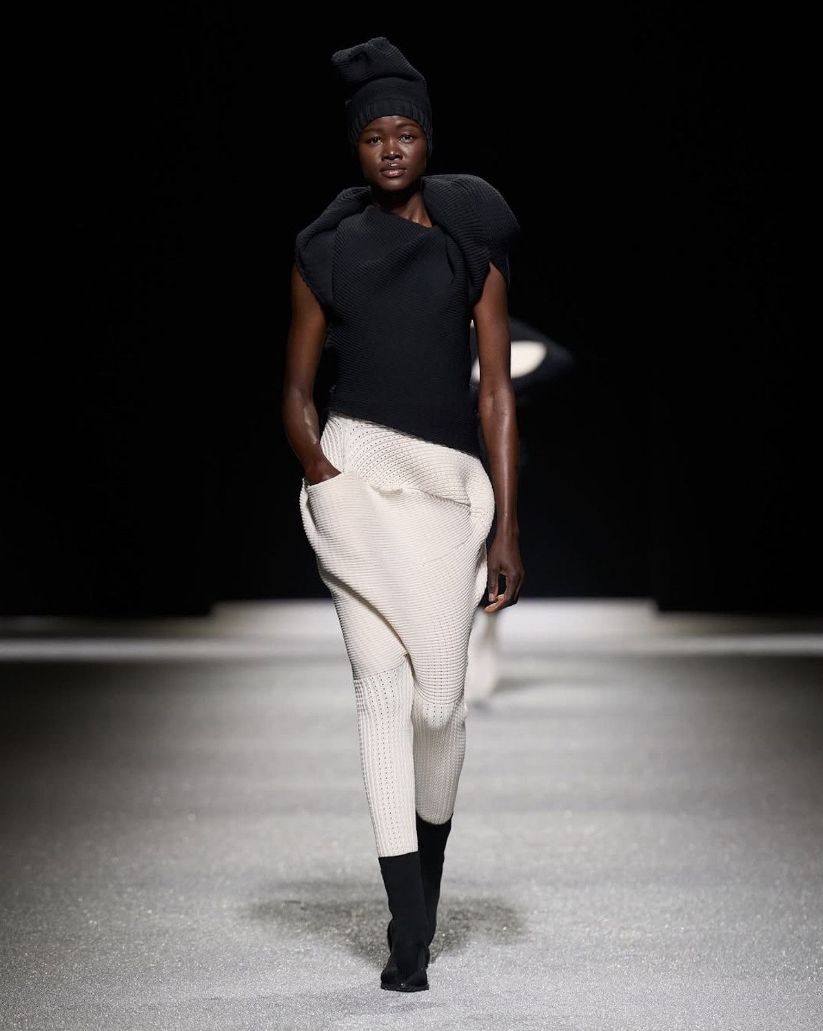 Hinh anh ISSEY MIYAKE Thu Đông 2026: Vẻ đẹp của sự dang dở 5