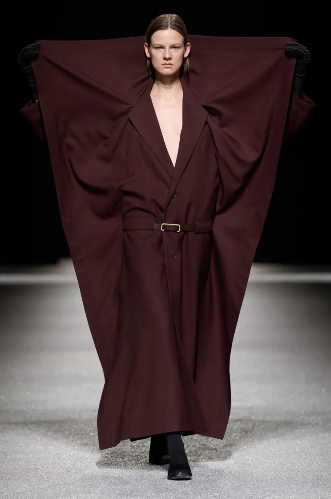 Hinh anh ISSEY MIYAKE Thu Đông 2026: Vẻ đẹp của sự dang dở 12