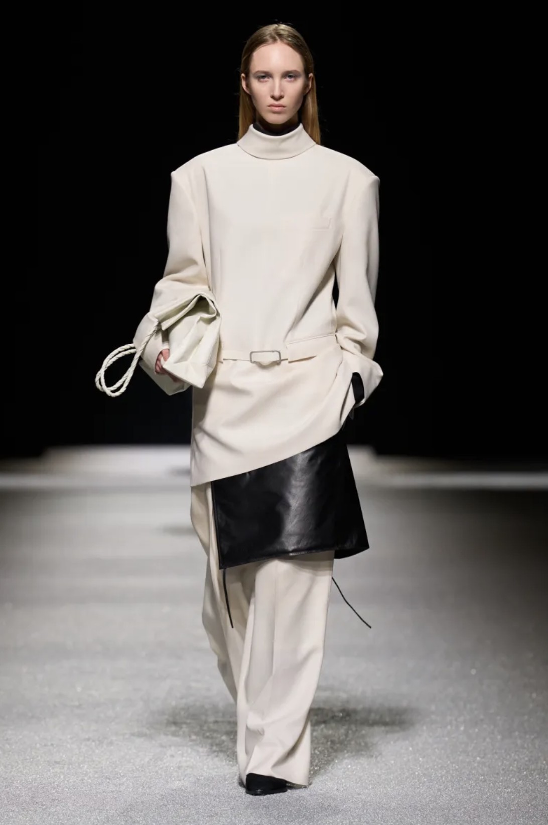 Hinh anh ISSEY MIYAKE Thu Đông 2026: Vẻ đẹp của sự dang dở 11