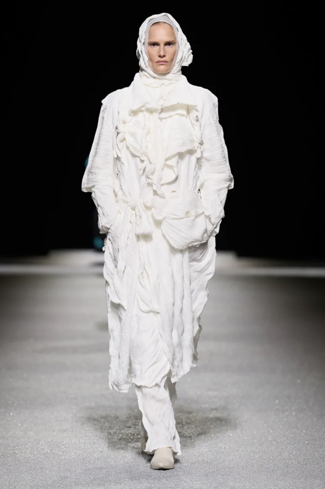 Hinh anh ISSEY MIYAKE Thu Đông 2026: Vẻ đẹp của sự dang dở 13