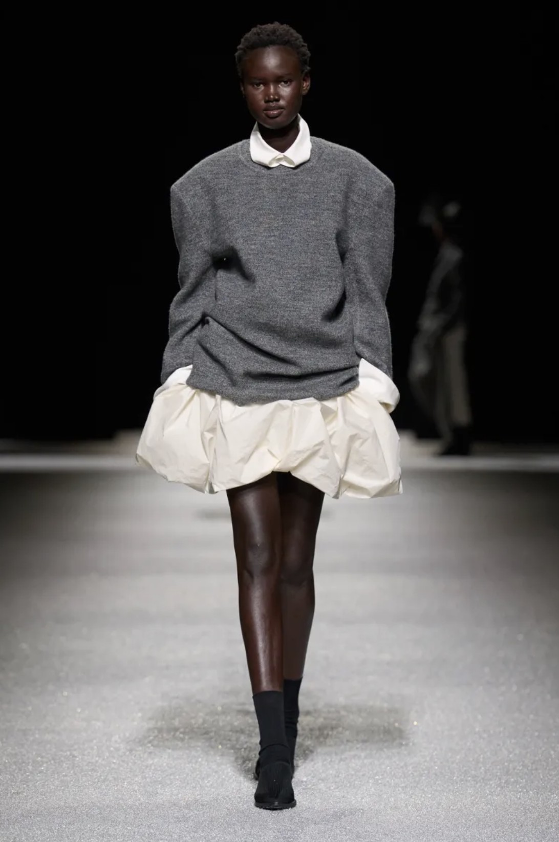 Hinh anh ISSEY MIYAKE Thu Đông 2026: Vẻ đẹp của sự dang dở 15