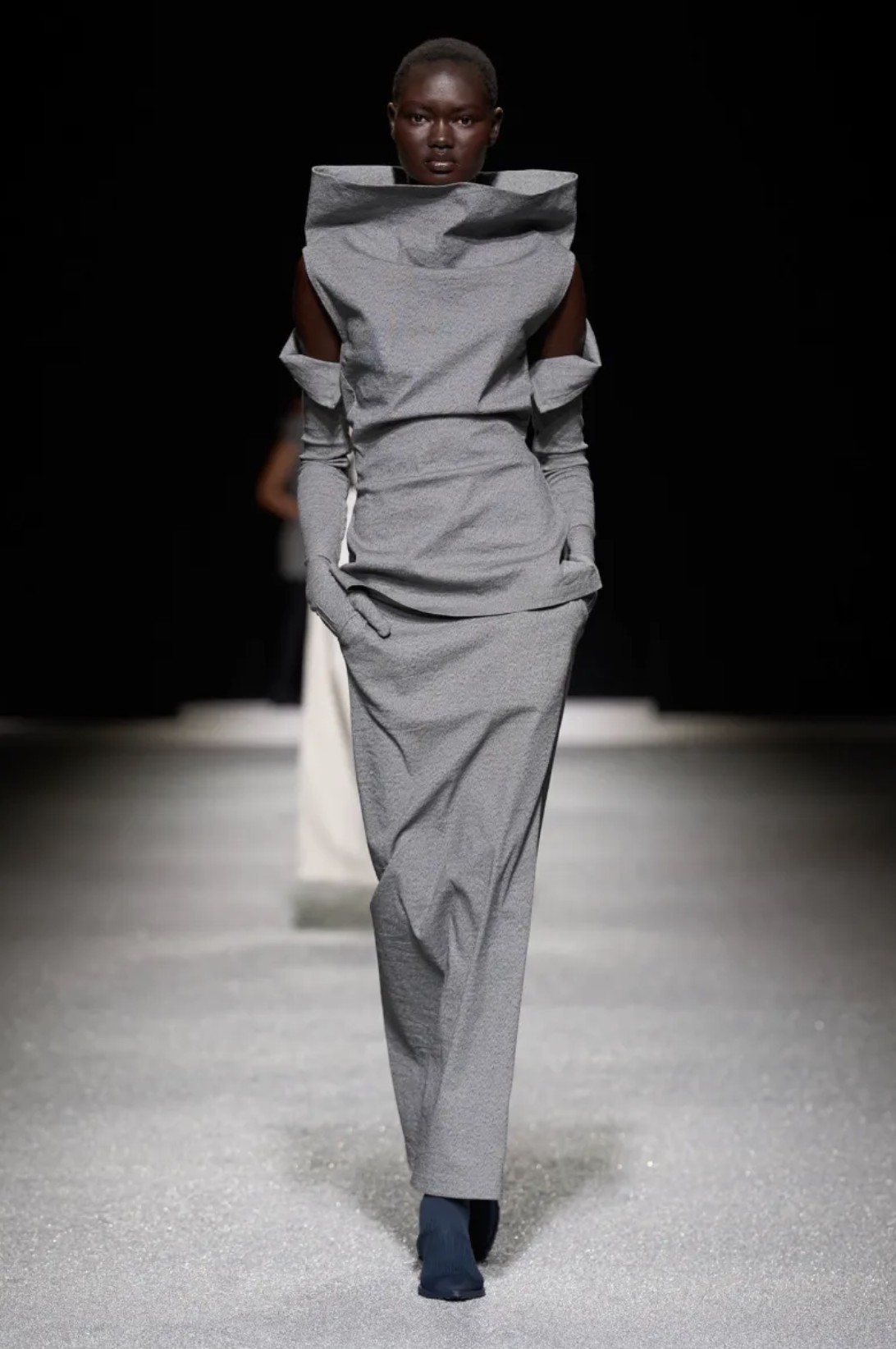 Hinh anh ISSEY MIYAKE Thu Đông 2026: Vẻ đẹp của sự dang dở 55